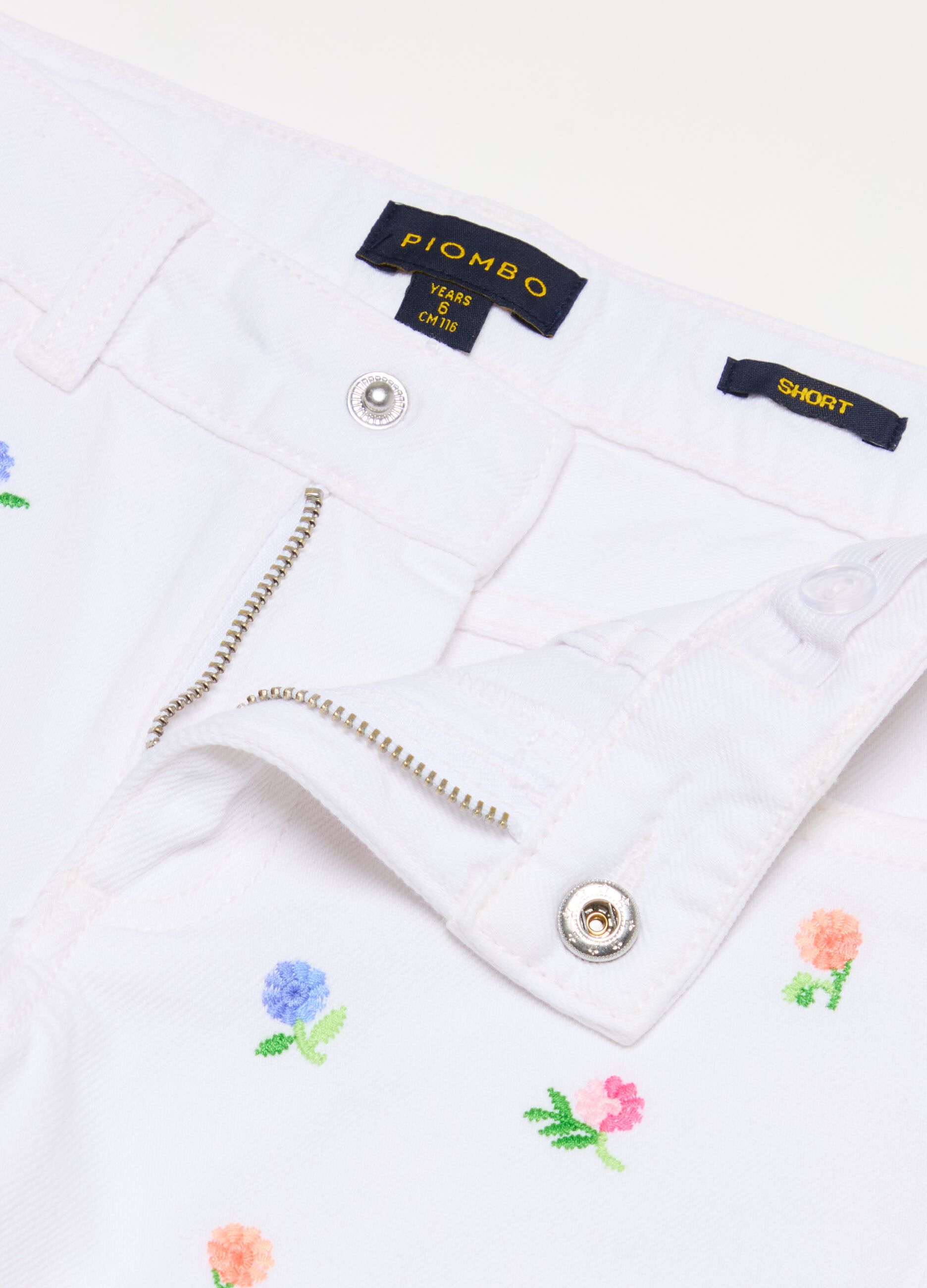 Shorts de algodón con bordado floral