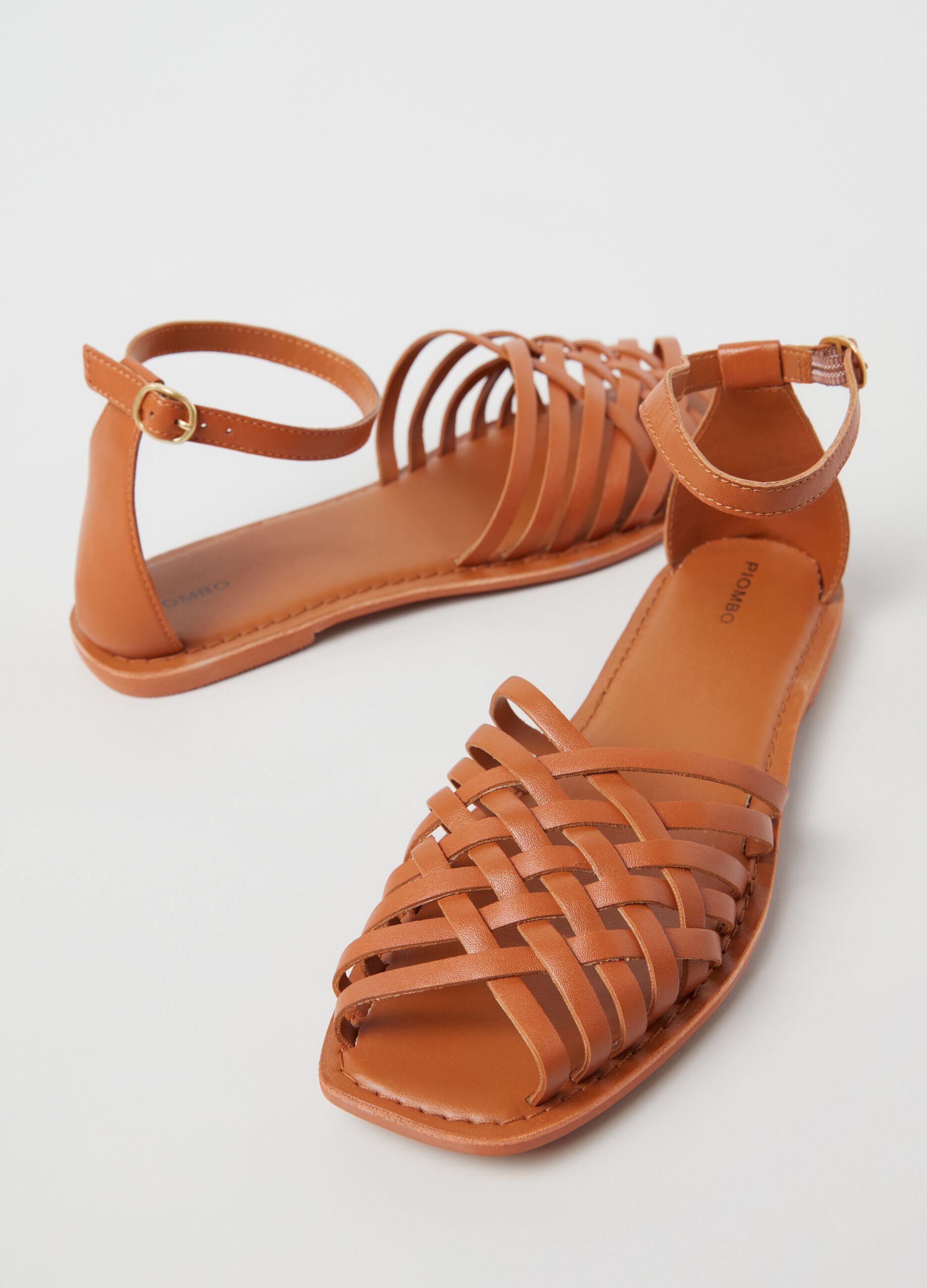Sandals with crossover straps in leather