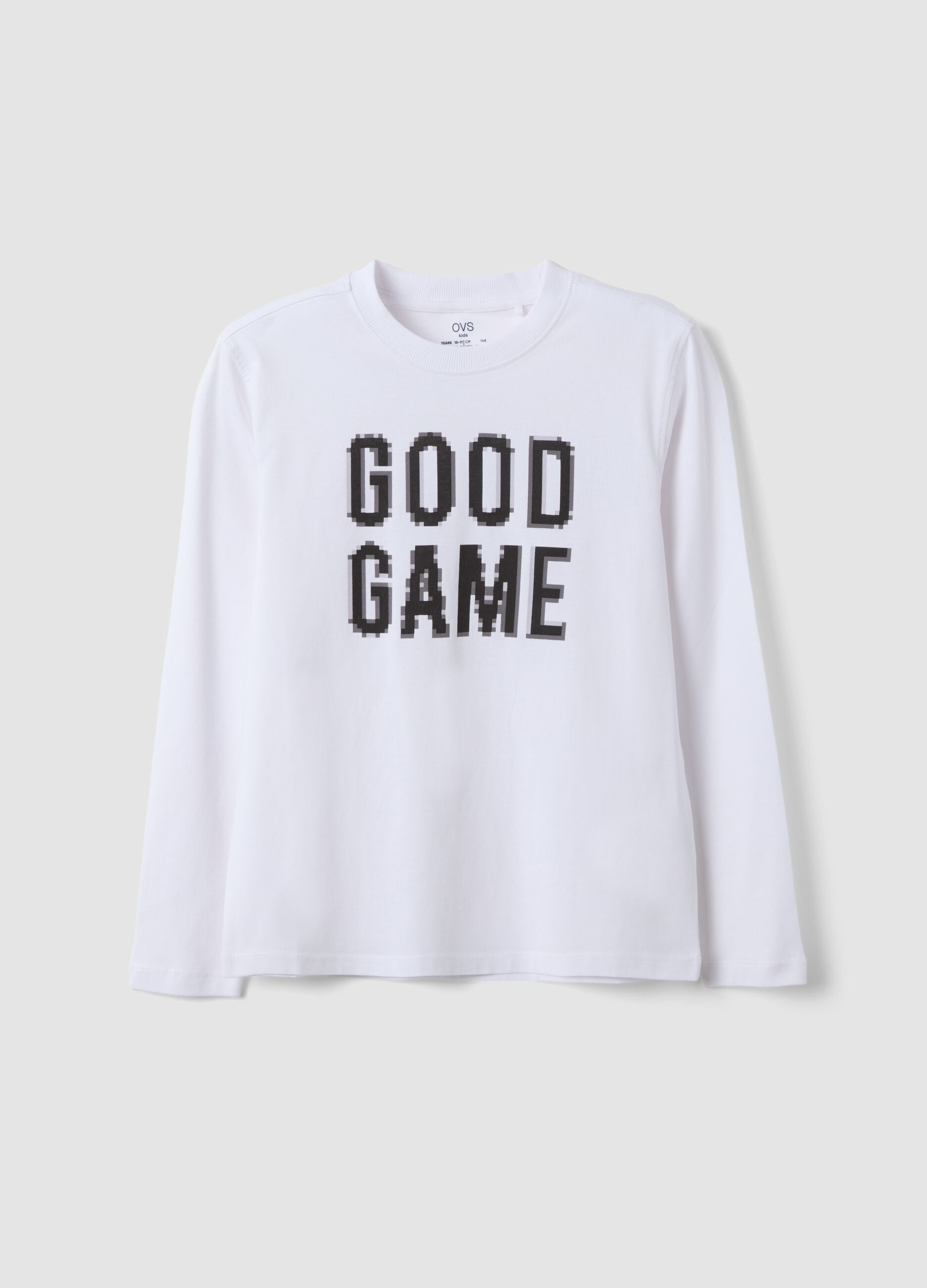 &Lambda;&epsilon;&upsilon;&kappa;ό T-shirt &alpha;&pi;ό 100% &omicron;&rho;&gamma;&alpha;&nu;&iota;&kappa;ό &beta;&alpha;&mu;&beta;ά&kappa;&iota; &mu;&epsilon; &sigma;&tau;ά&mu;&pi;&alpha; &laquo;Good Game&raquo; &gamma;&iota;&alpha; &alpha;&gamma;ό&rho;&iota;