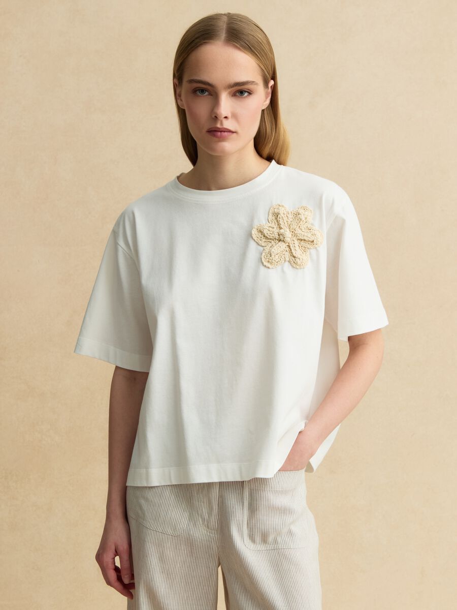 White pure cotton regular-fit T-shirt with floral appliqu&eacute;_1
