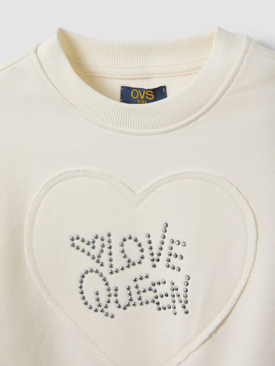 White pure cotton sweatshirt with rhinestone slogan and embroidered heart for girls_2