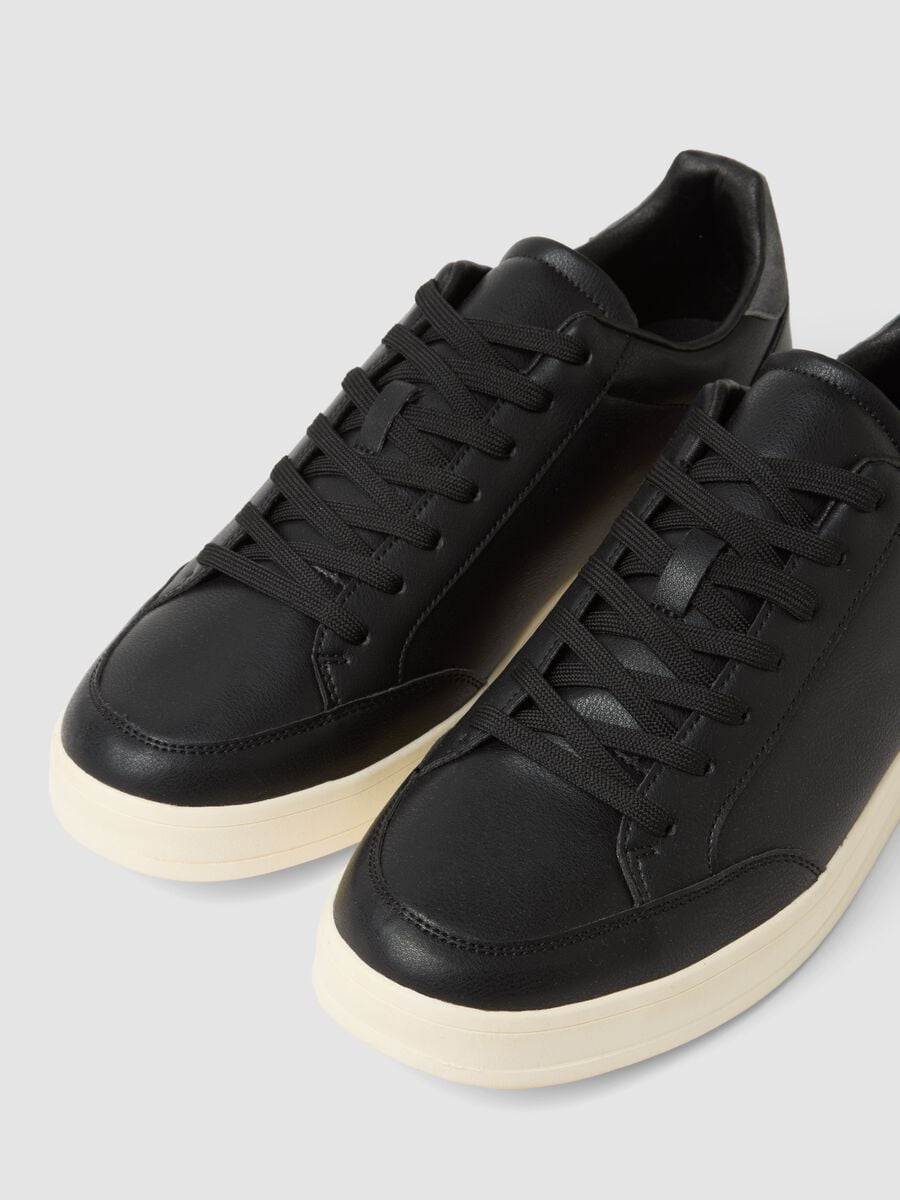 Black casual trainers with grey detail and contrast sole_2
