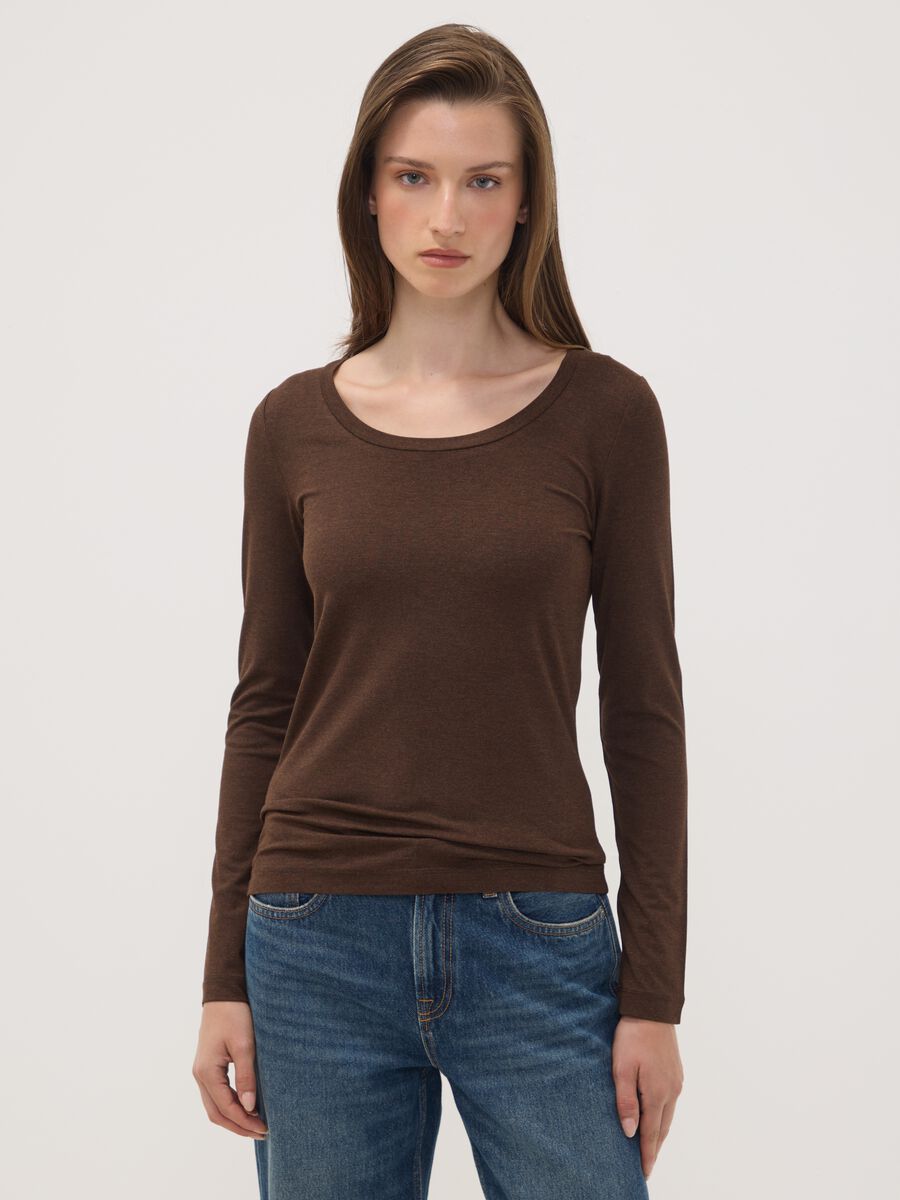 T-shirt marrone in viscosa elasticizzata con girocollo slim fit_1