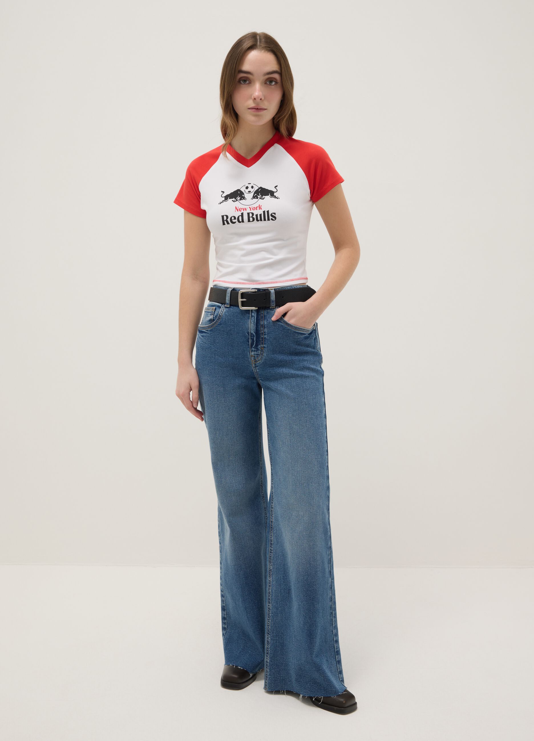 &Pi;&omicron;&lambda;ύ&chi;&rho;&omega;&mu;&omicron; t-shirt &alpha;&pi;ό &kappa;&alpha;&theta;&alpha;&rho;ό &beta;&alpha;&mu;&beta;ά&kappa;&iota; &kappa;&alpha;&nu;&omicron;&nu;&iota;&kappa;ή &epsilon;&phi;&alpha;&rho;&mu;&omicron;&gamma;ή &mu;&epsilon; &lambda;&omicron;&gamma;ό&tau;&upsilon;&pi;&omicron; New York Red Bulls