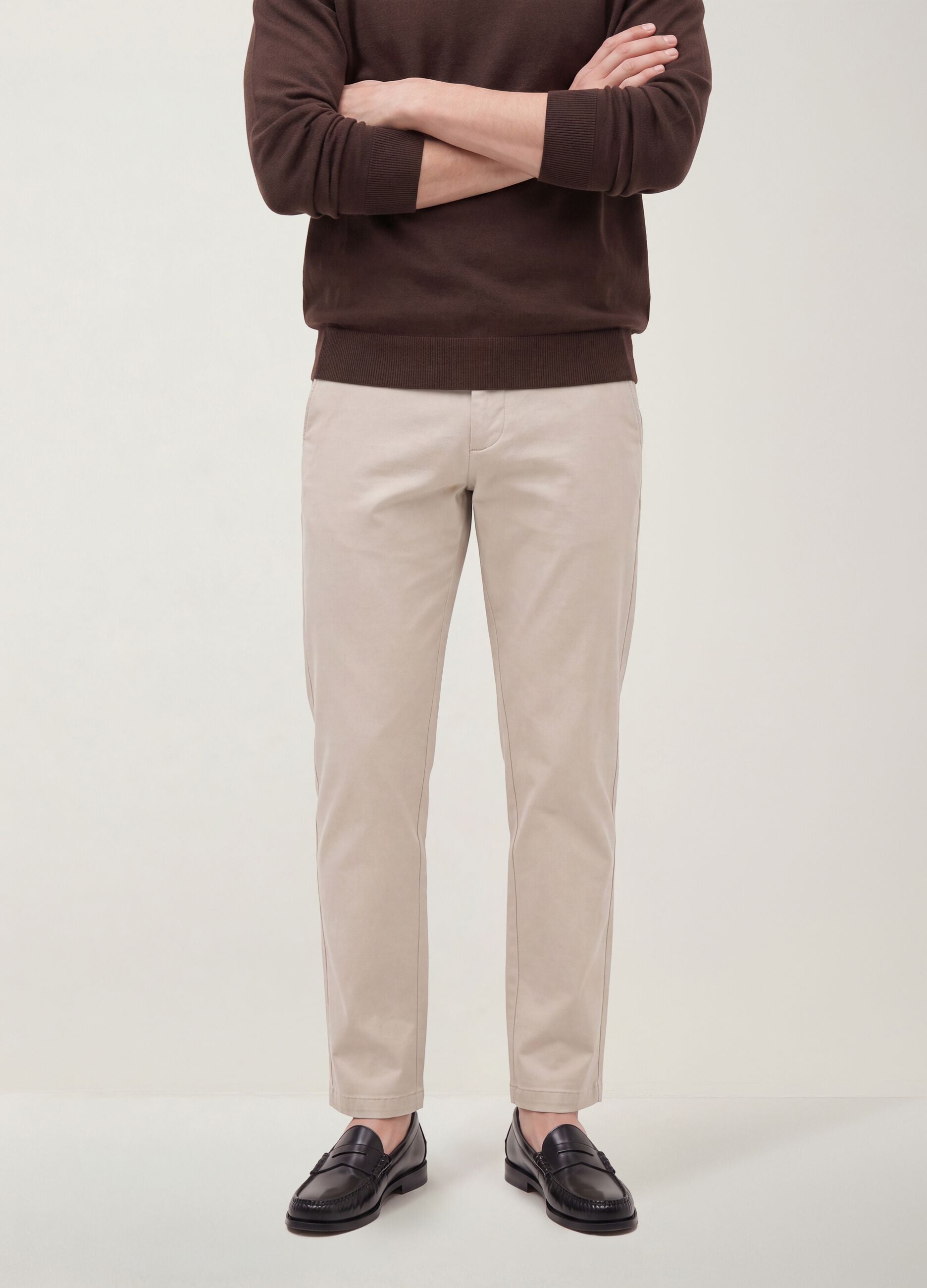 Cal&ccedil;as chino cinzentas slim fit em lyocell e algod&atilde;o el&aacute;stico