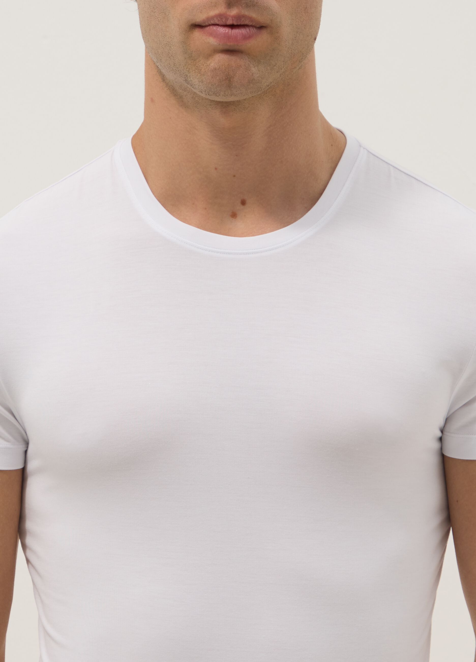 Wei&szlig;es T-Shirt aus elastischem Modal, Regular Fit