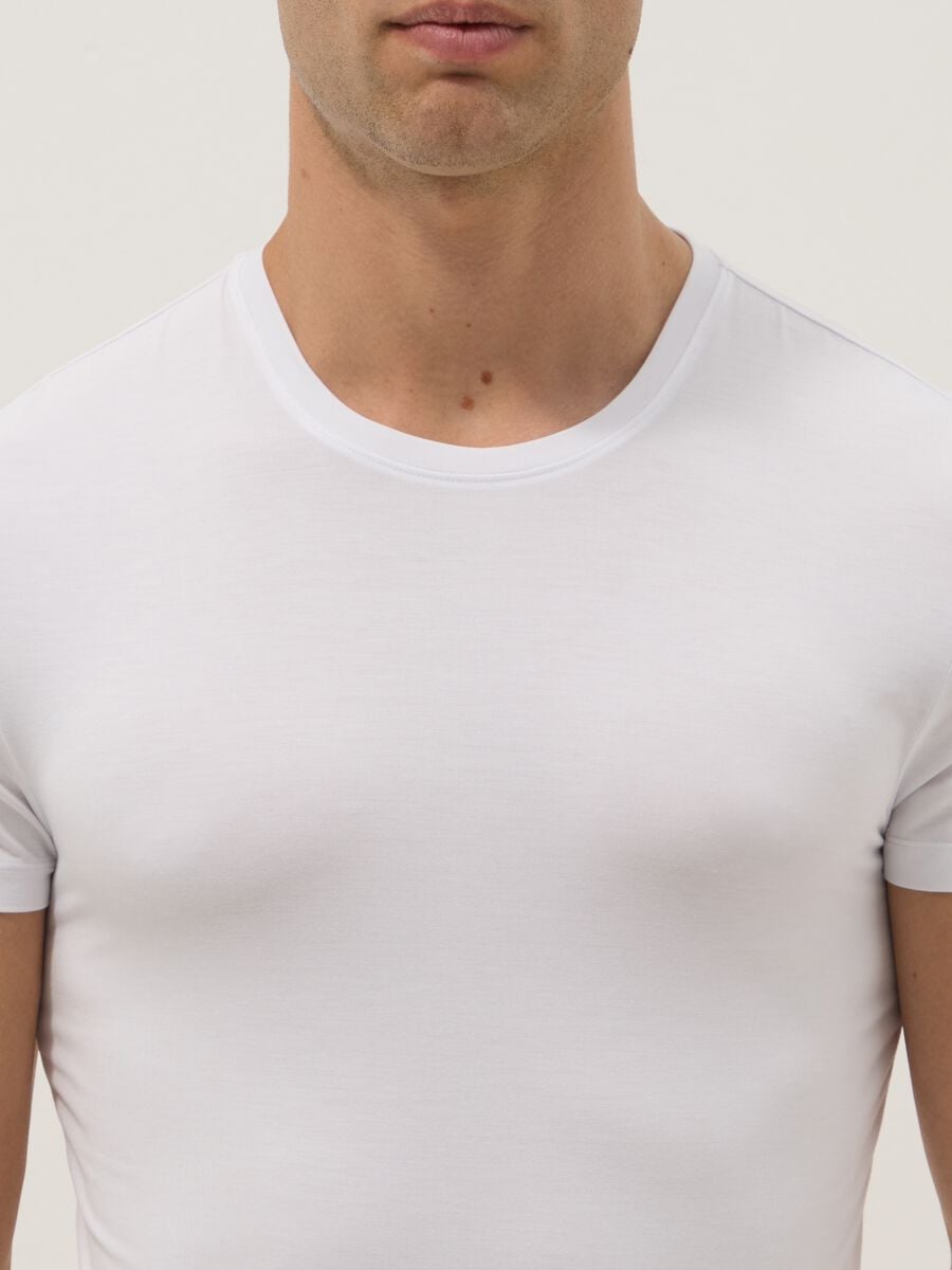 Camiseta blanca de modal el&aacute;stico, corte regular_1
