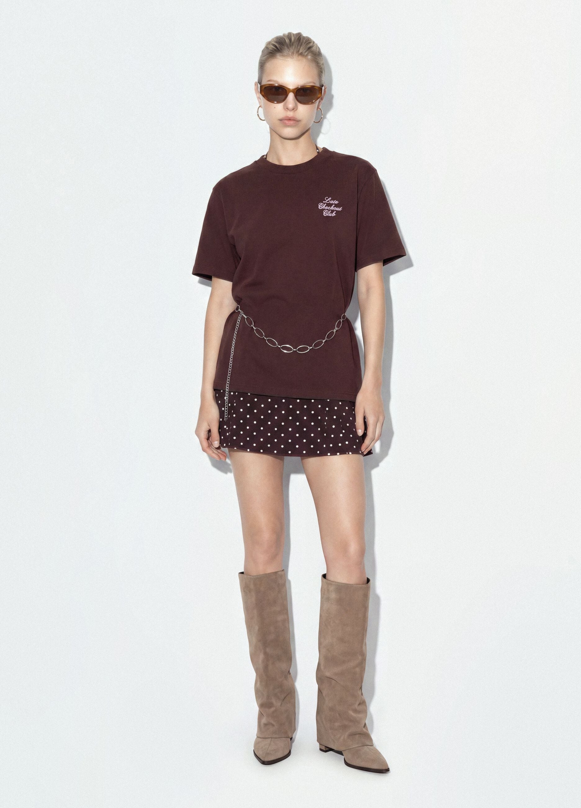 &Kappa;&alpha;&phi;έ T-shirt relaxed &epsilon;&phi;&alpha;&rho;&mu;&omicron;&gamma;ή&sigmaf; &alpha;&pi;ό 100% &beta;&alpha;&mu;&beta;ά&kappa;&iota; &mu;&epsilon; &kappa;&epsilon;&nu;&tau;&eta;&mu;έ&nu;&omicron; &lambda;&omicron;&gamma;ό&tau;&upsilon;&pi;&omicron;