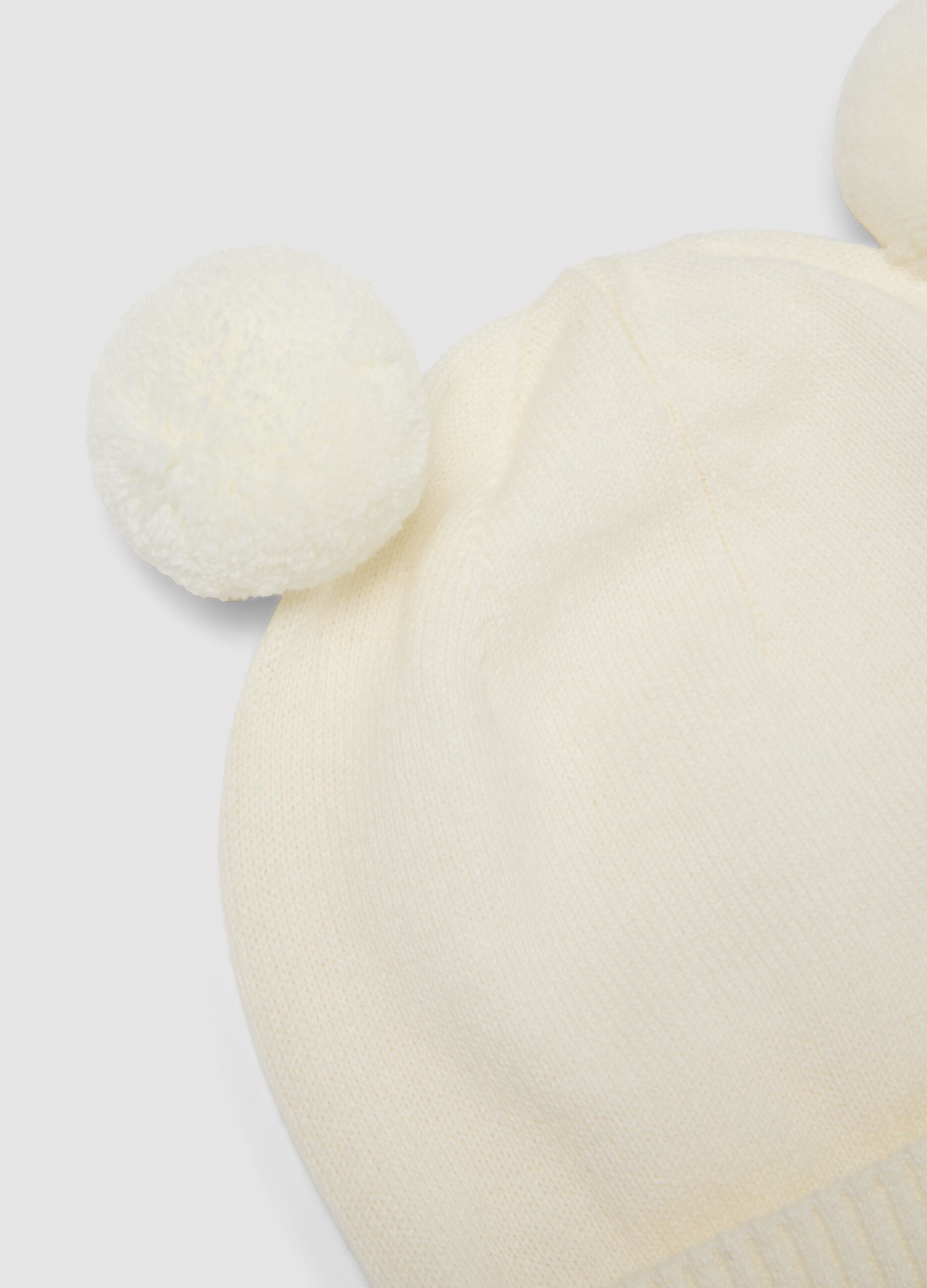 Weisse Baby-M&uuml;tze aus reiner Bio-Baumwolle, gestrickt, mit Pompons