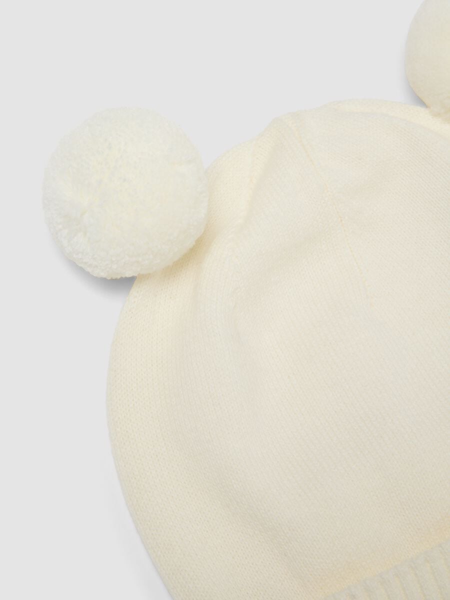 Weisse Baby-M&uuml;tze aus reiner Bio-Baumwolle, gestrickt, mit Pompons_1