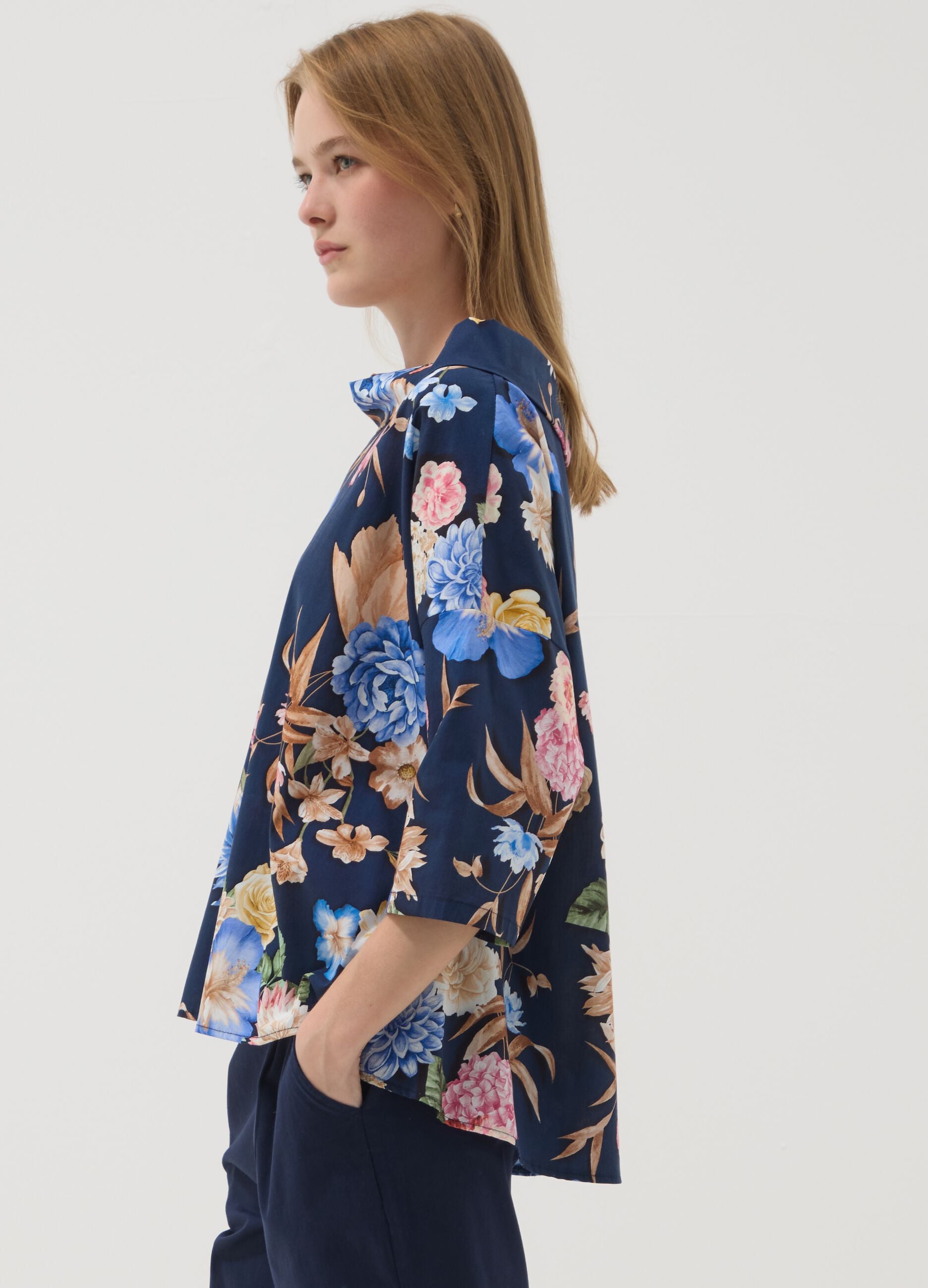 Blaues Oberteil aus Stretch-Baumwolle mit Blumenmuster