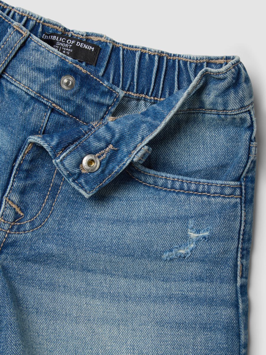 Cal&ccedil;&otilde;es de ganga azul 100% algod&atilde;o para menina, corte regular, com efeito rasgado_3