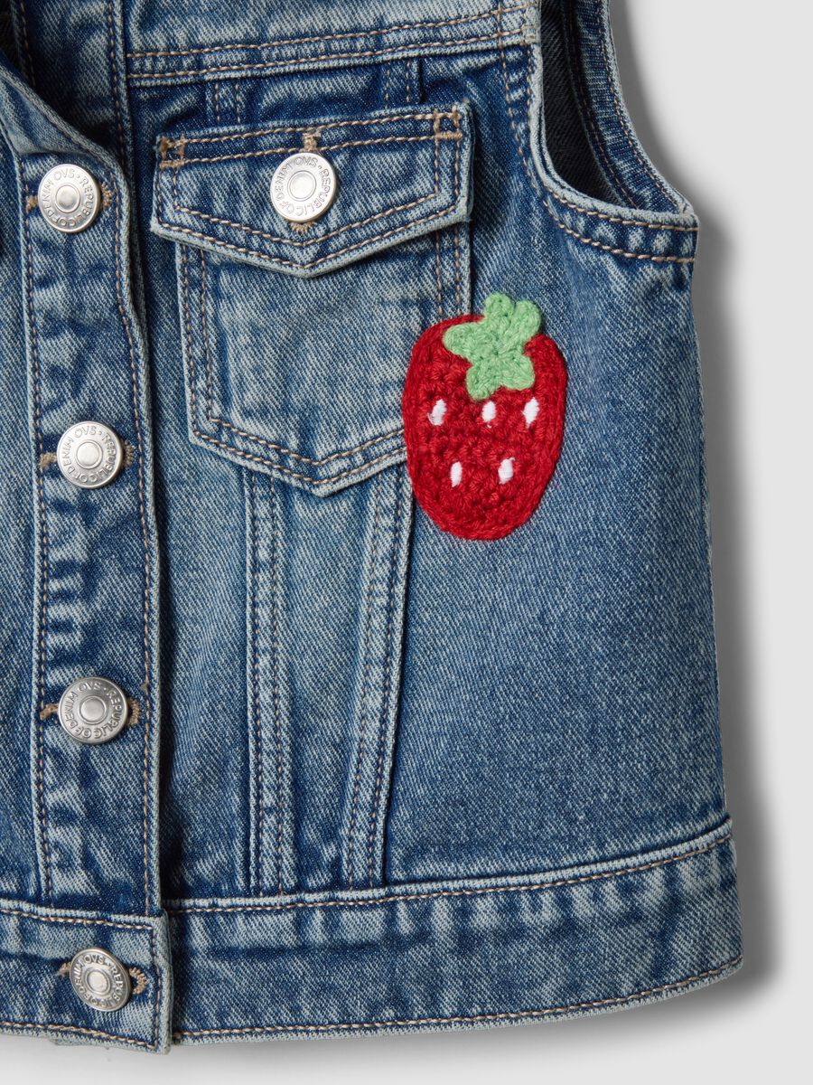 Chaqueta vaquera azul sin mangas 100% algod&oacute;n para ni&ntilde;a con parches de fruta_3