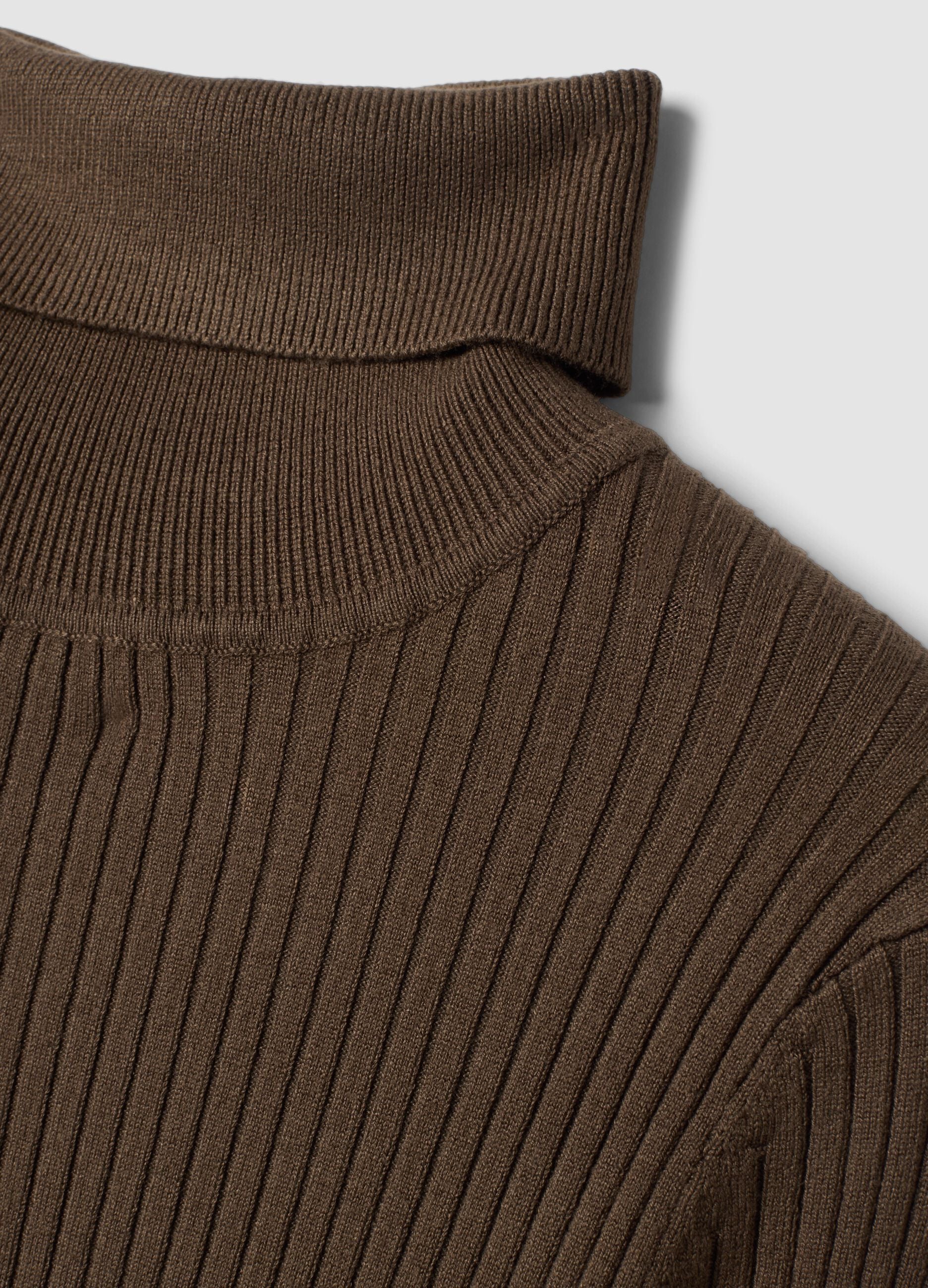 Brauner Rippstrick-Rollkragenpullover aus Viskosemix