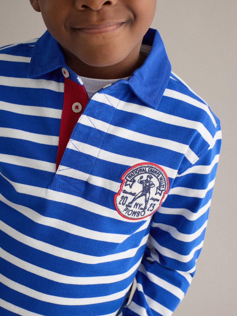 Kinder-Polohemd aus reiner Baumwolle mit mehrfarbigen Streifen und regul&auml;rer Passform mit Aufn&auml;hern_2