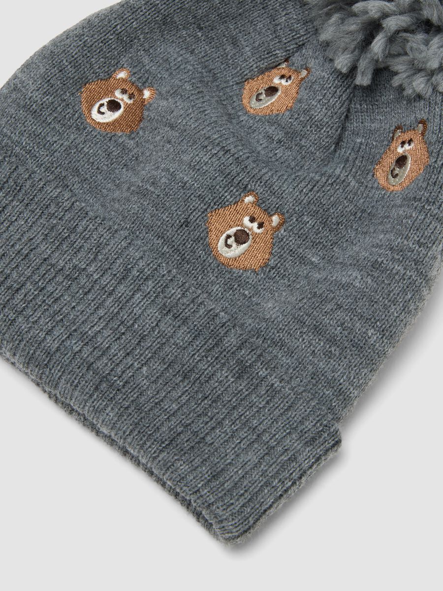 Grey knitted hat with pom pom and teddy bear pattern_2