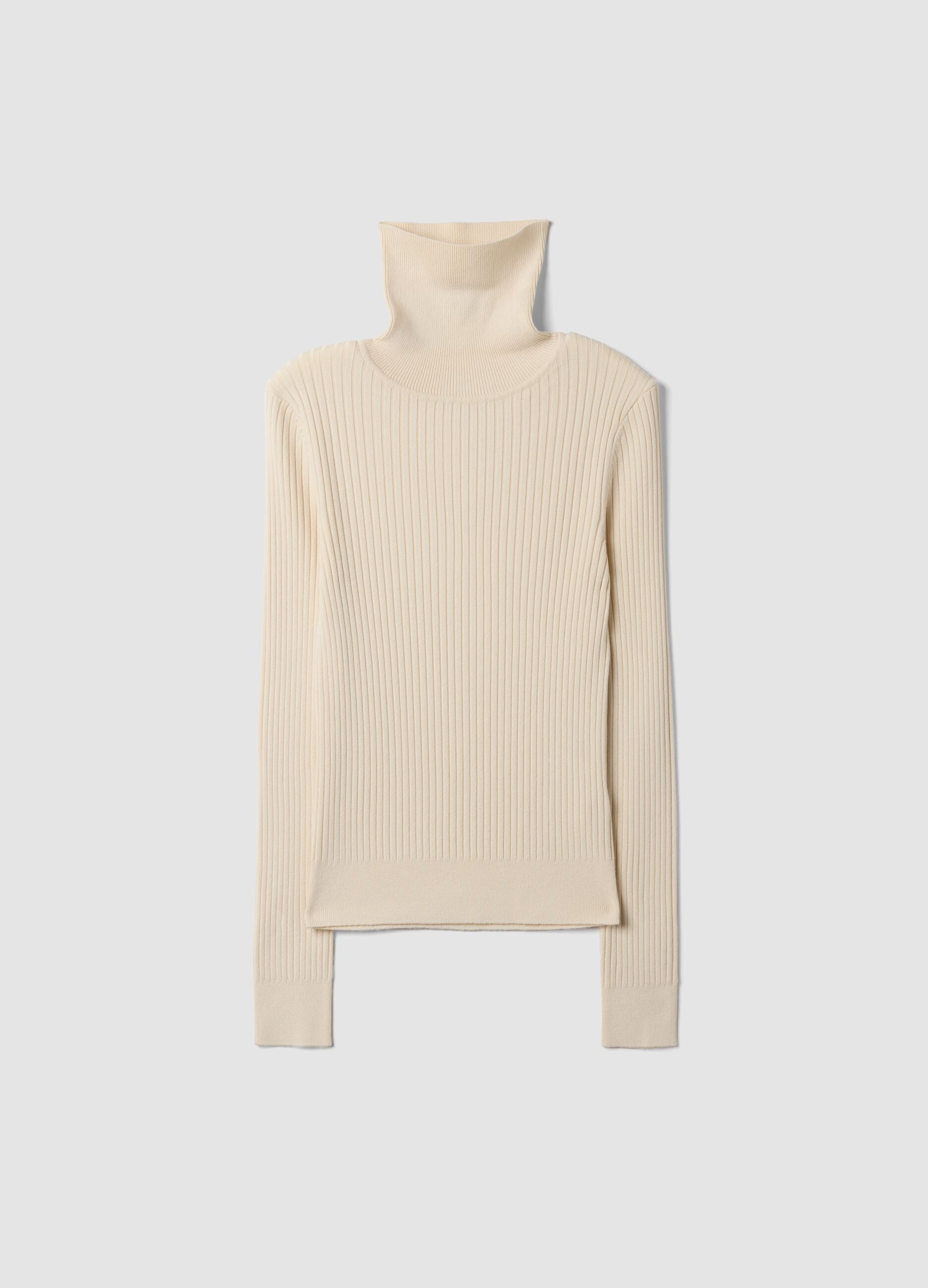 Beiger Rippstrick-Rollkragenpullover aus Viskosemix