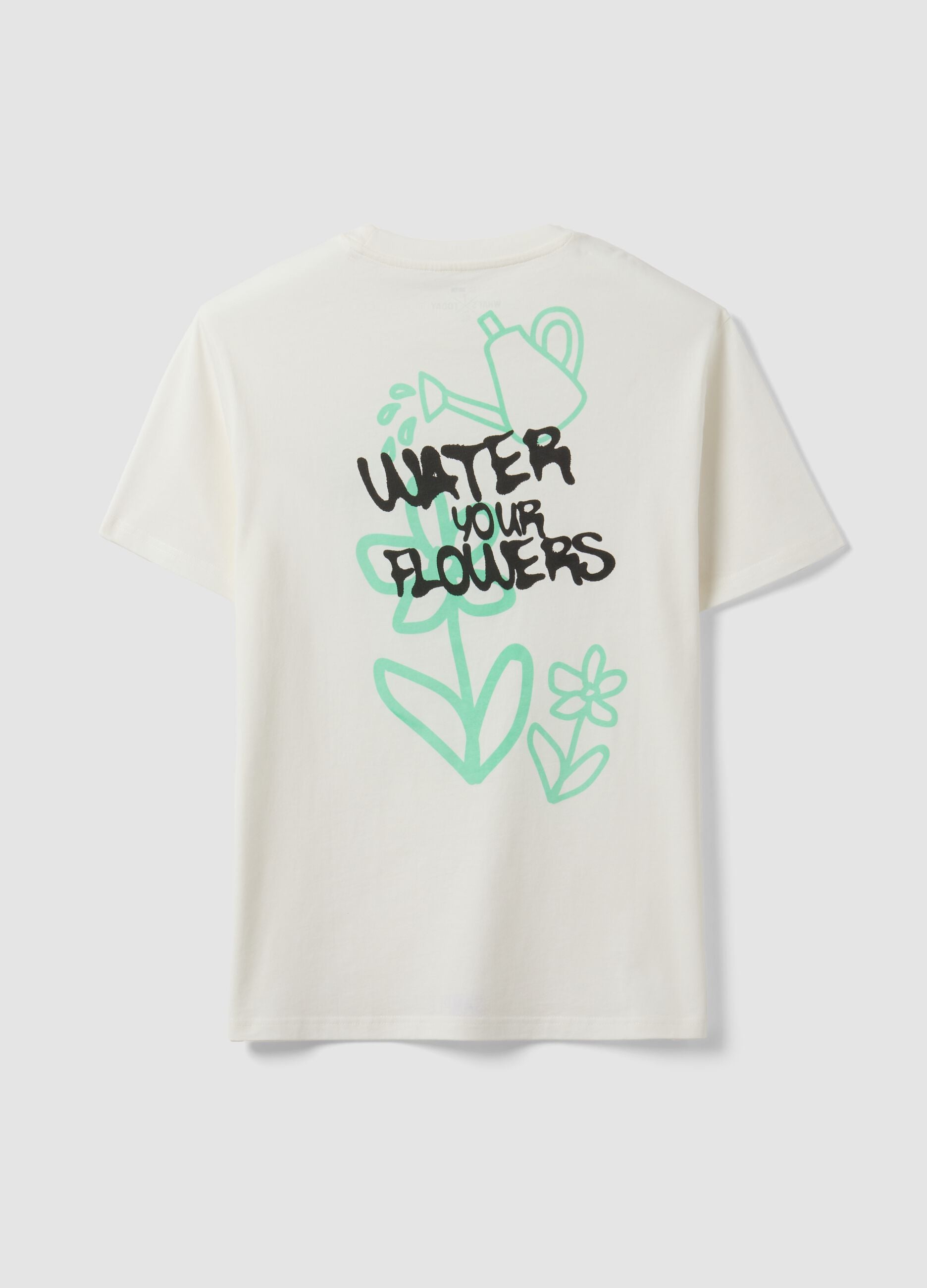 T-shirt branca em jersey 100% algod&atilde;o com estampado "Water your Flowers", corte regular