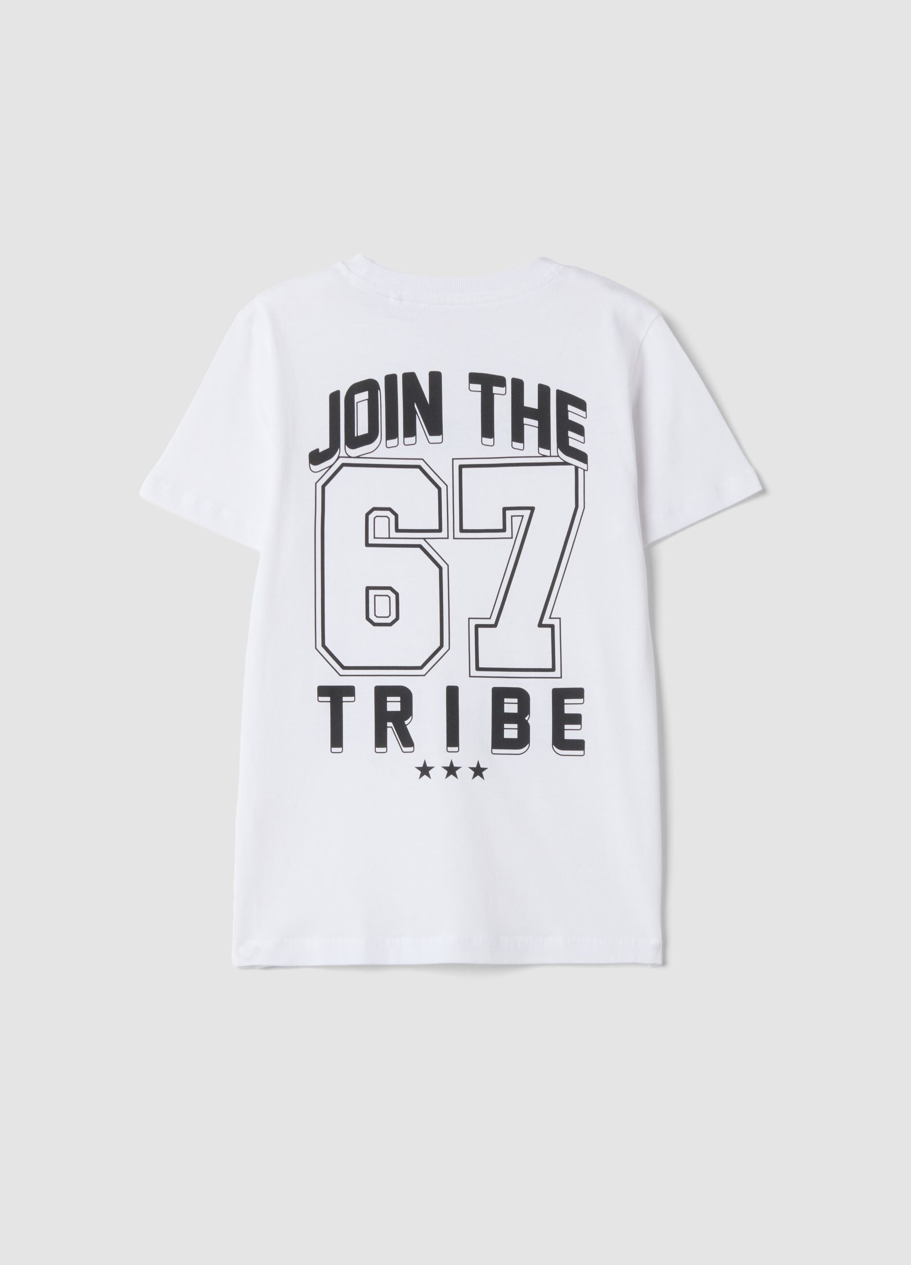 &Lambda;&epsilon;&upsilon;&kappa;ό T-shirt &alpha;&pi;ό 100% &beta;&alpha;&mu;&beta;ά&kappa;&iota; &mu;&epsilon; &sigma;&tau;ά&mu;&pi;&epsilon;&sigmaf; Six Seven, regular fit