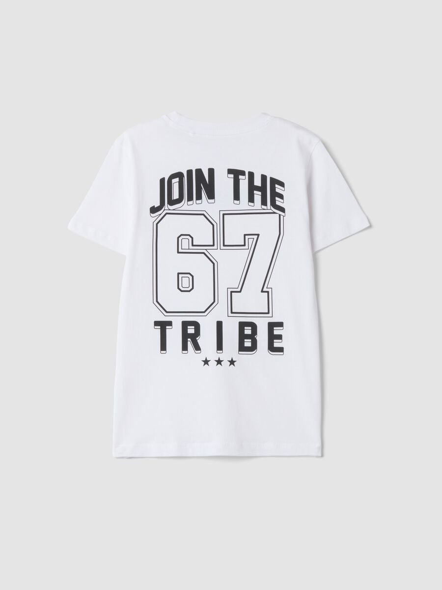 &Lambda;&epsilon;&upsilon;&kappa;ό T-shirt &alpha;&pi;ό 100% &beta;&alpha;&mu;&beta;ά&kappa;&iota; &mu;&epsilon; &sigma;&tau;ά&mu;&pi;&epsilon;&sigmaf; Six Seven, regular fit_2