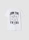 &Lambda;&epsilon;&upsilon;&kappa;ό T-shirt &alpha;&pi;ό 100% &beta;&alpha;&mu;&beta;ά&kappa;&iota; &mu;&epsilon; &sigma;&tau;ά&mu;&pi;&epsilon;&sigmaf; Six Seven, regular fit_2