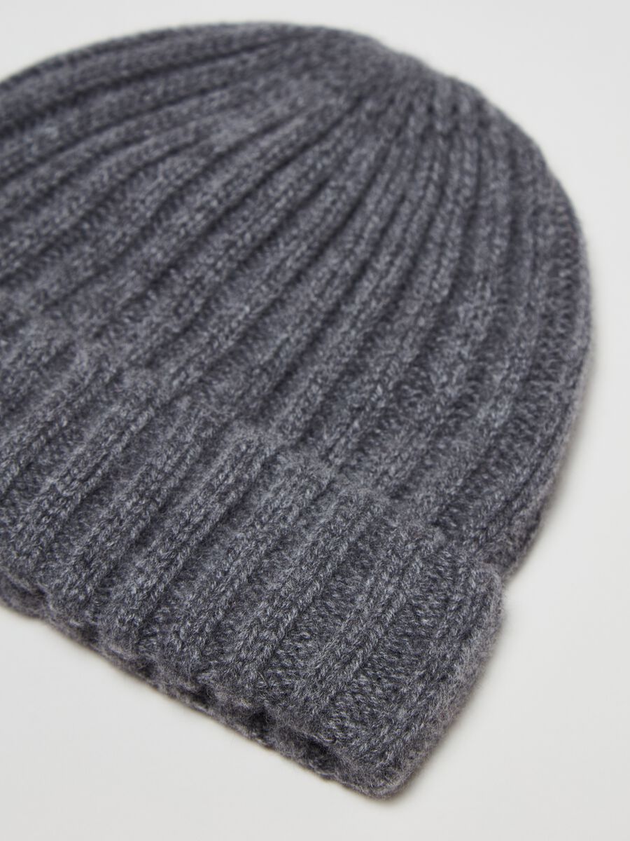 Hat in ribbed cashmere_1