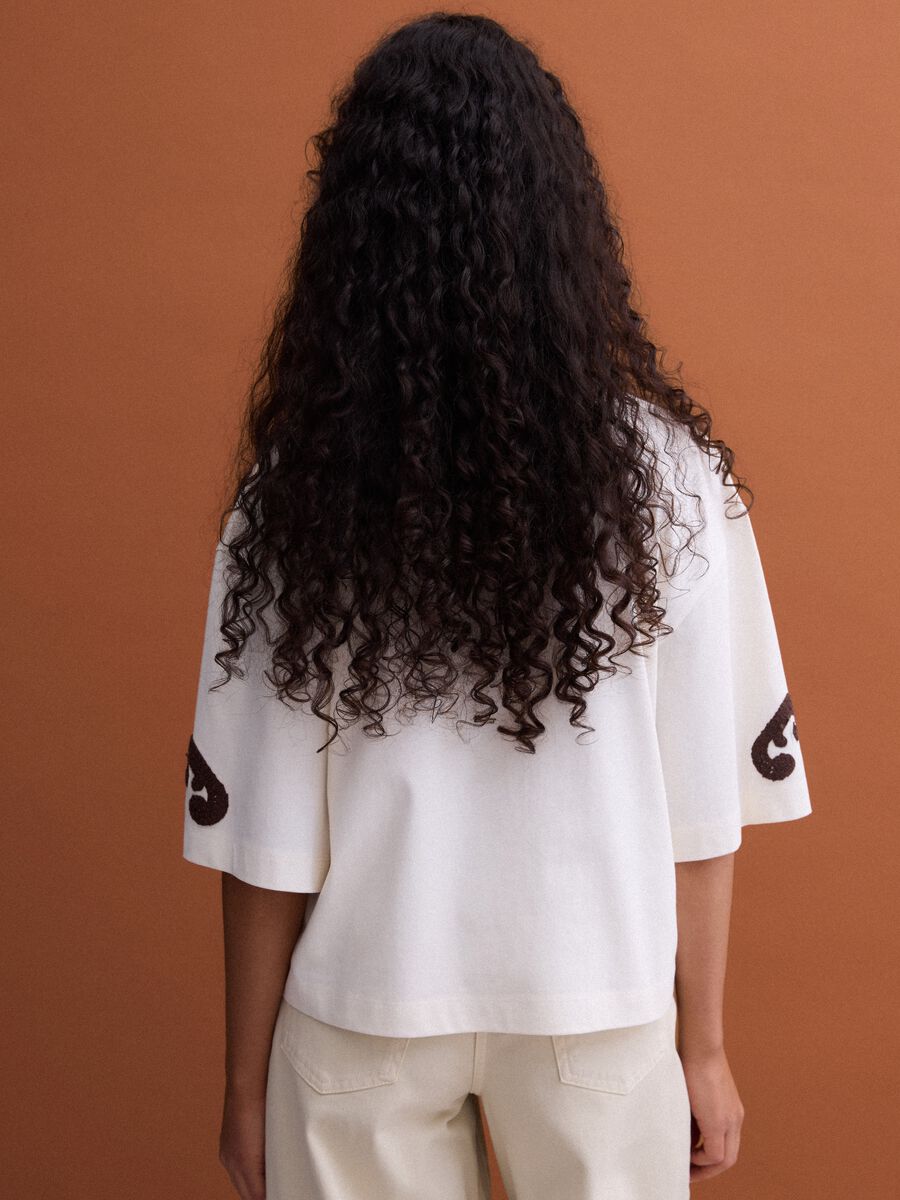 T-shirt bege em algod&atilde;o puro com bordados, corte regular_3