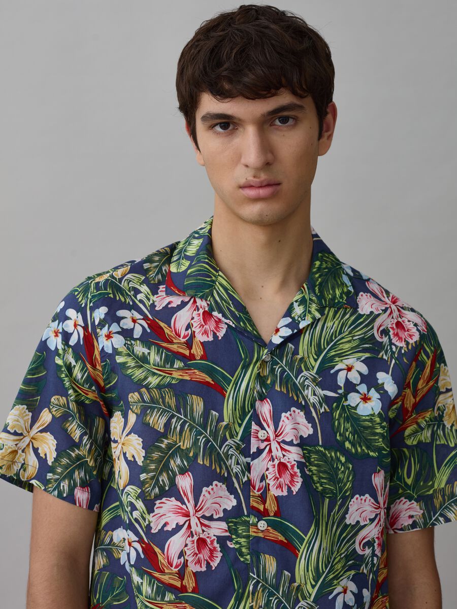 Short-sleeved shirt with Hawaiian print_1
