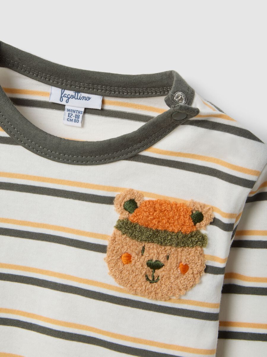 Camiseta blanca de algod&oacute;n puro para ni&ntilde;o con rayas multicolor y bordado de osito_1