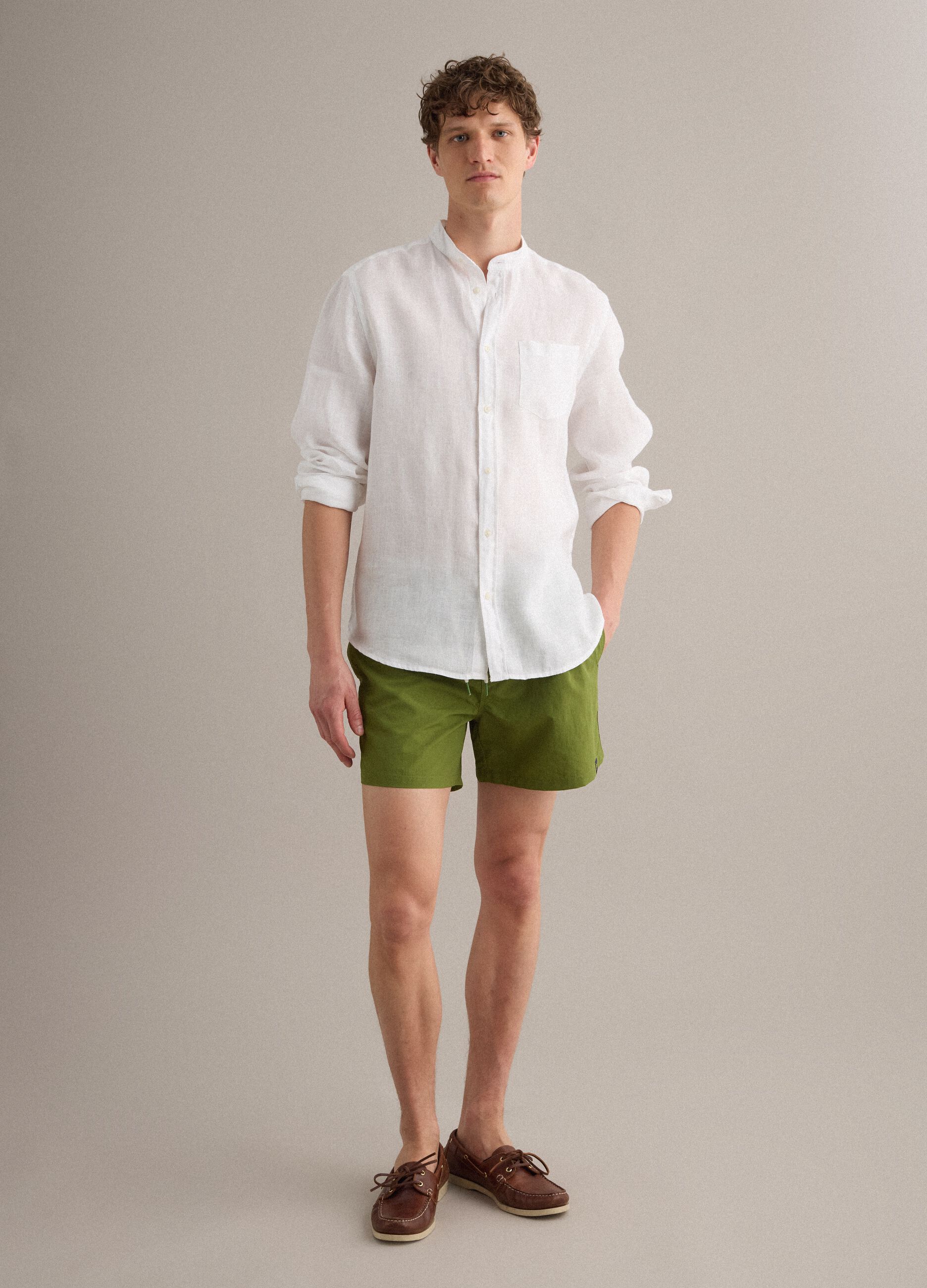 Short de bain vert avec taille &eacute;lastiqu&eacute;e et cordon de serrage