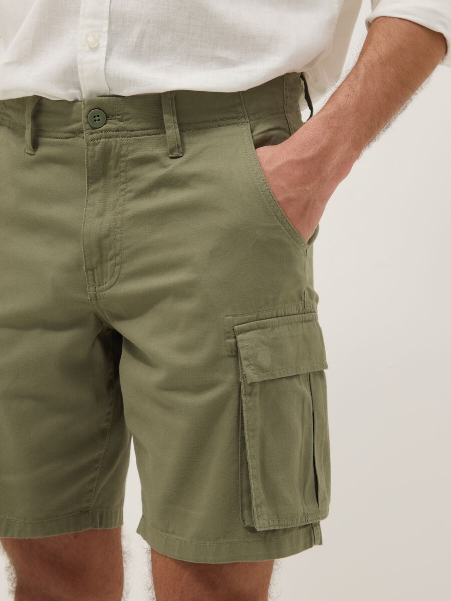 Green cotton cargo shorts in a regular fit_4