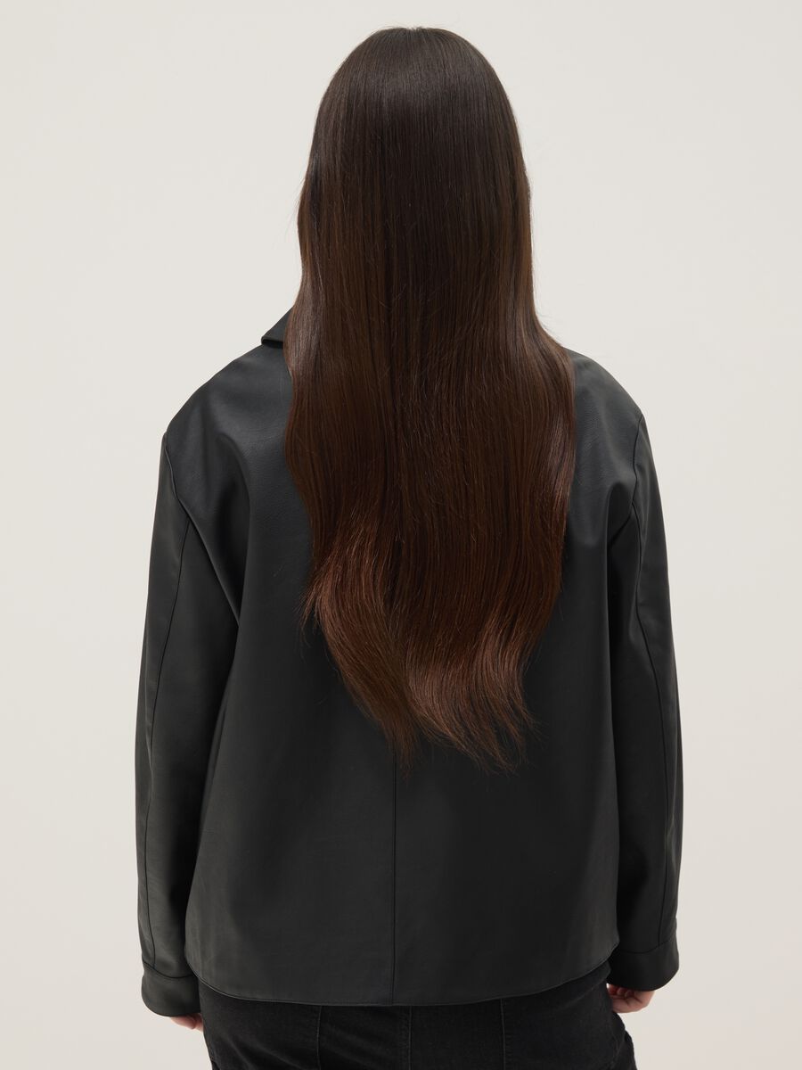 Schwarze Regular-Fit-Jacke mit Kn&ouml;pfen und aufgesetzten Taschen_2