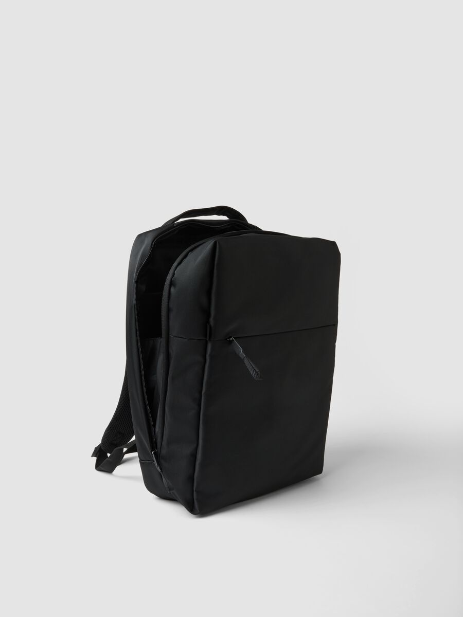 Black water-repellent backpack with front pocket and padded shoulder straps_1