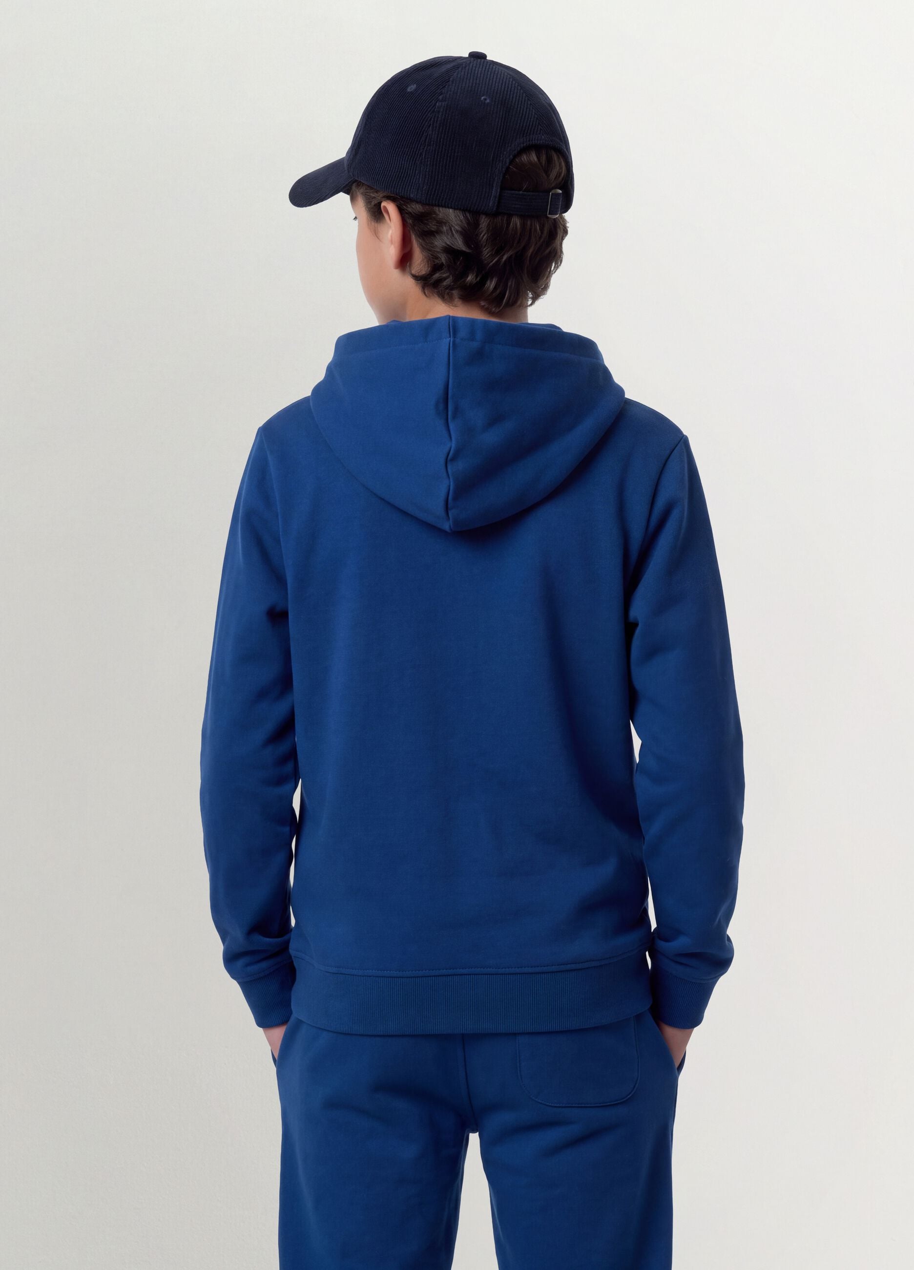 Sweatshirt azul com capuz para rapaz em algod&atilde;o org&acirc;nico, corte regular
