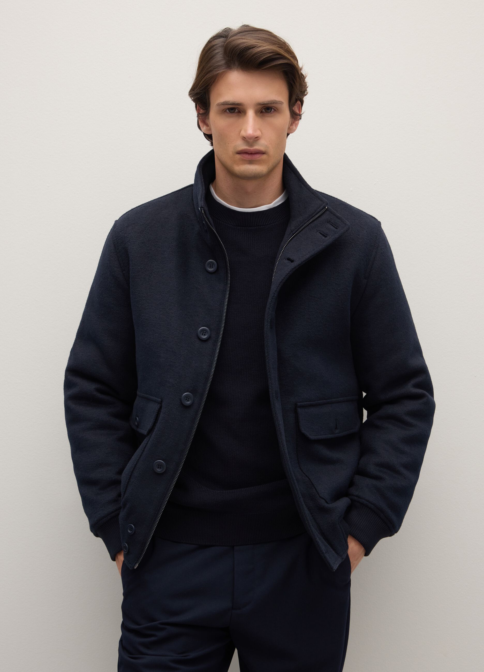 Chaqueta acolchada azul corte regular con cremallera y botones