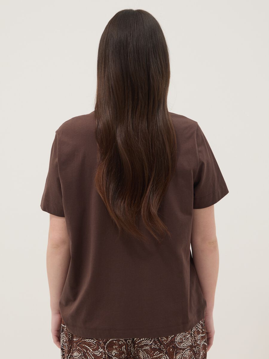Braunes T-Shirt aus reiner Baumwolle mit Ringdetail_3