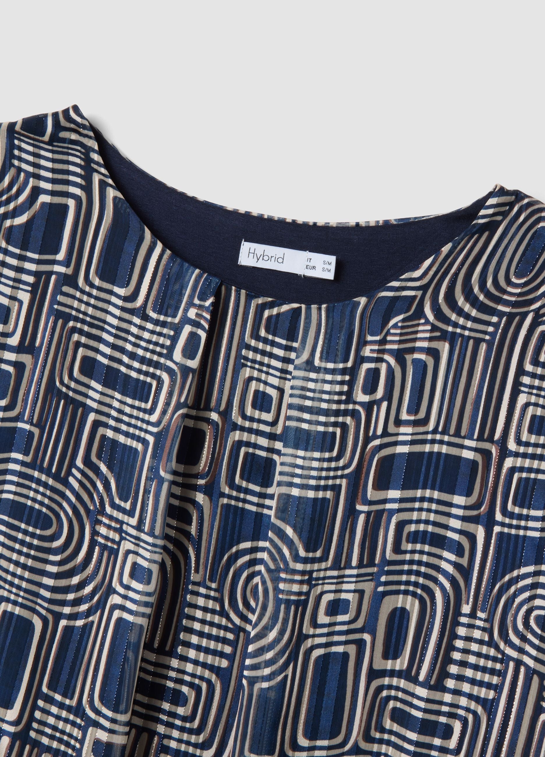 Blusa azul com padr&atilde;o geom&eacute;trico e mangas compridas, corte regular