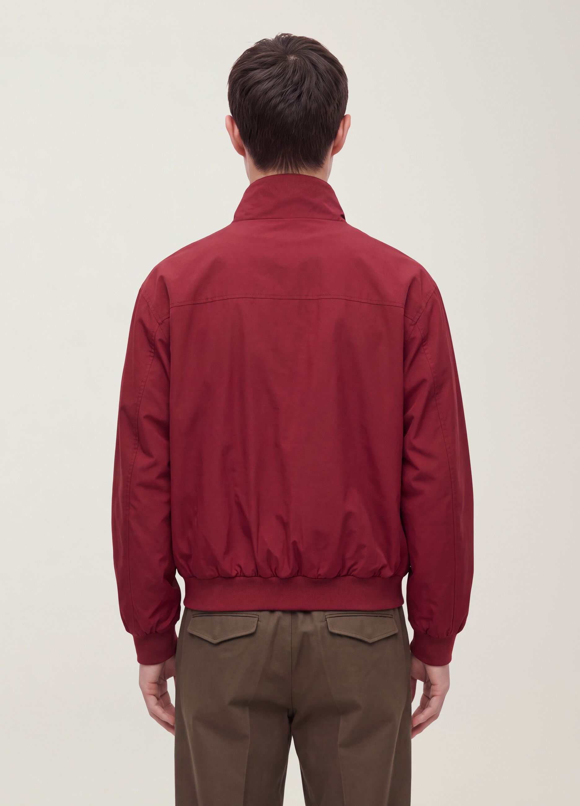 Rote Jacke aus Stretchmaterial mit Rei&szlig;verschluss