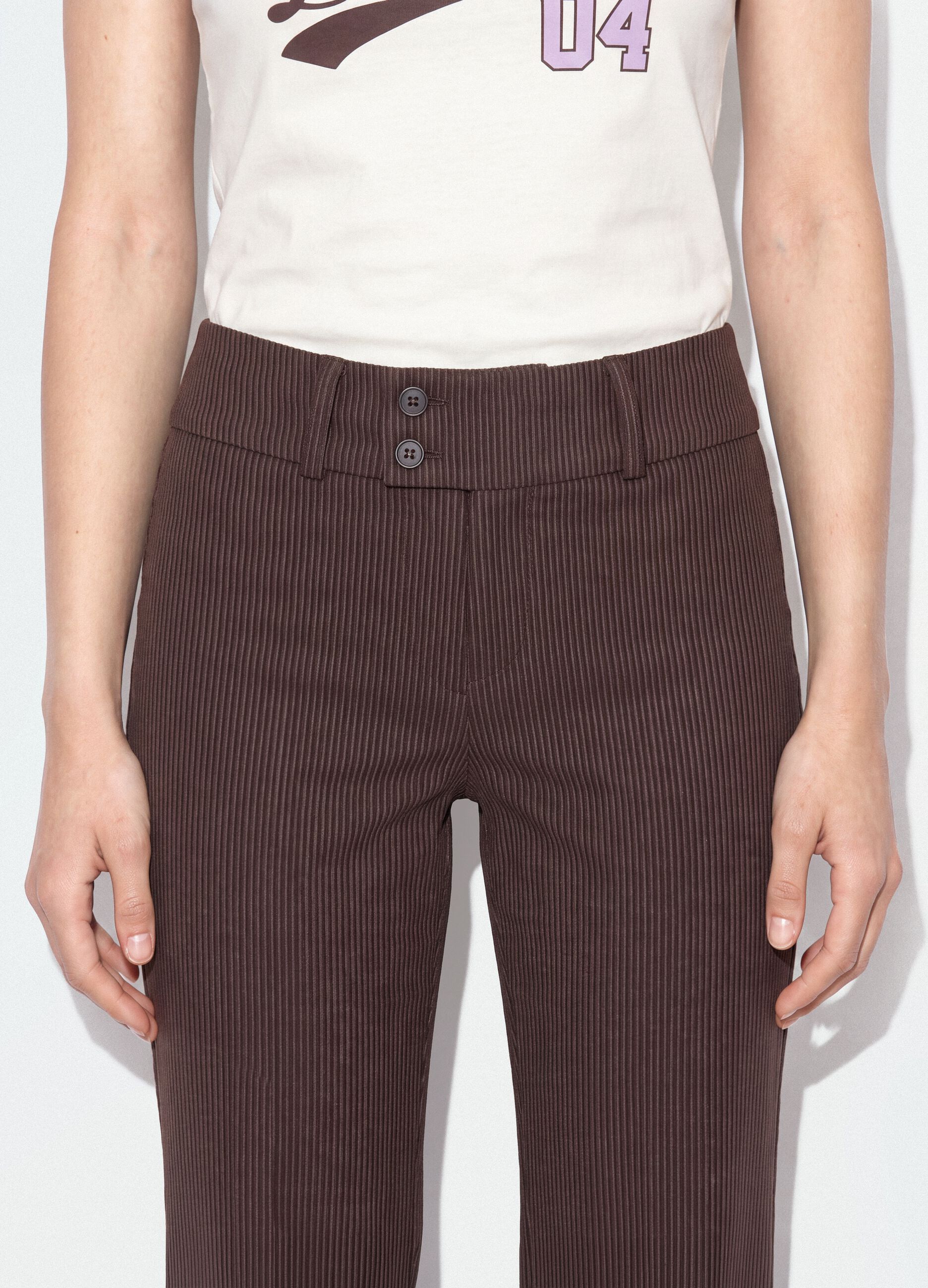 Pantaloni marroni flare in viscosa elasticizzata con fantasia gessata