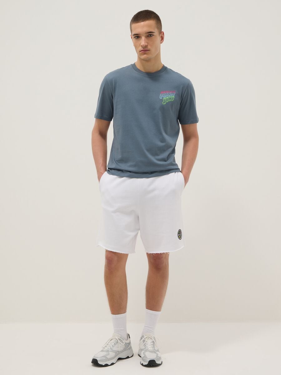 Hellblaues Kurzarm-T-Shirt aus reiner Baumwolle im Relaxed Fit mit Print_1