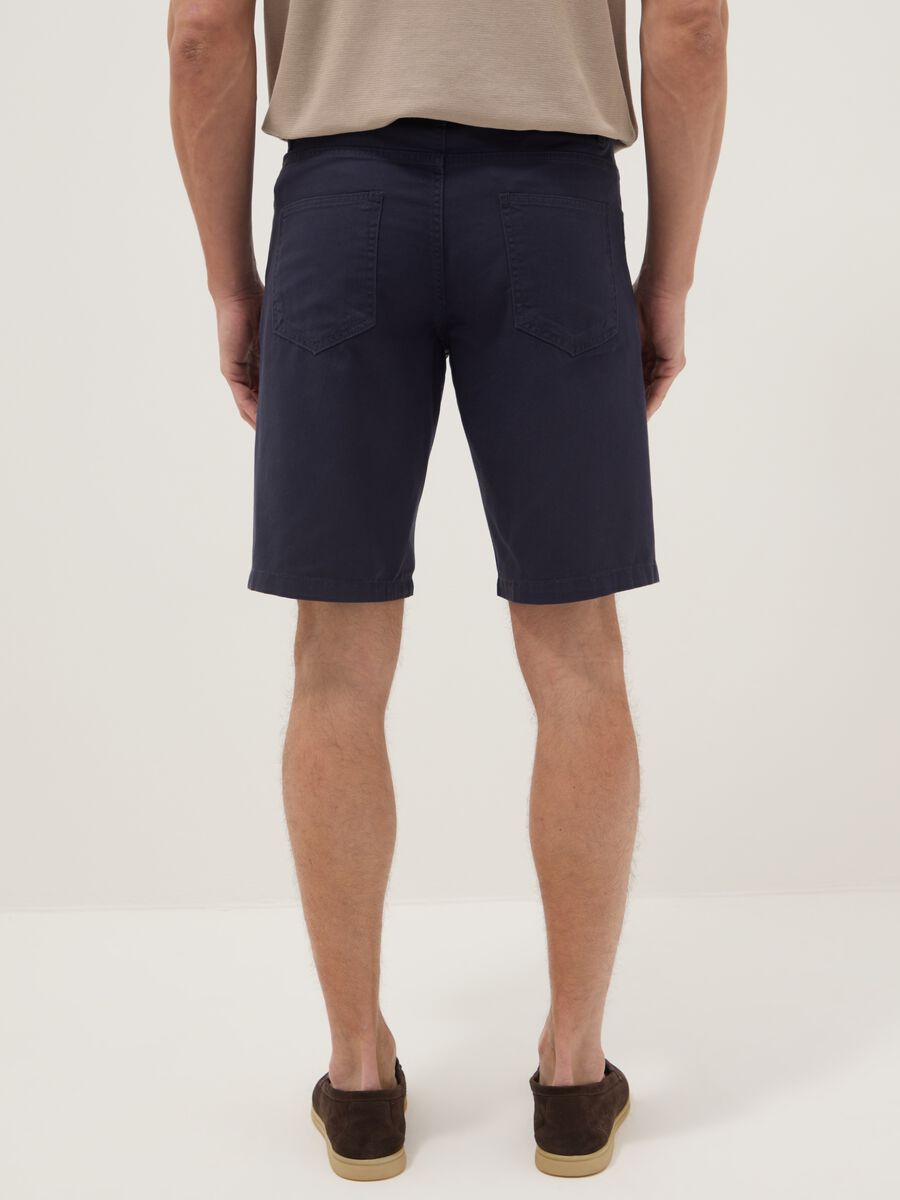 Blaue Regular-Fit-Shorts aus reiner Baumwolle_2