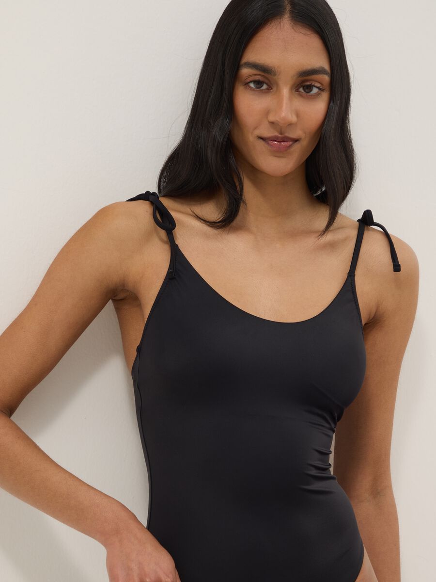 Schwarzer enganliegender Badeanzug_3