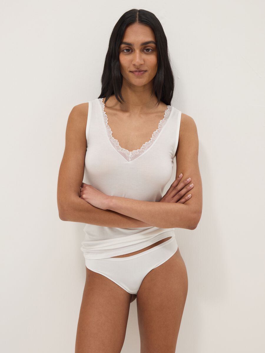 Wei&szlig;e Regular Fit Weste mit Spitze_0