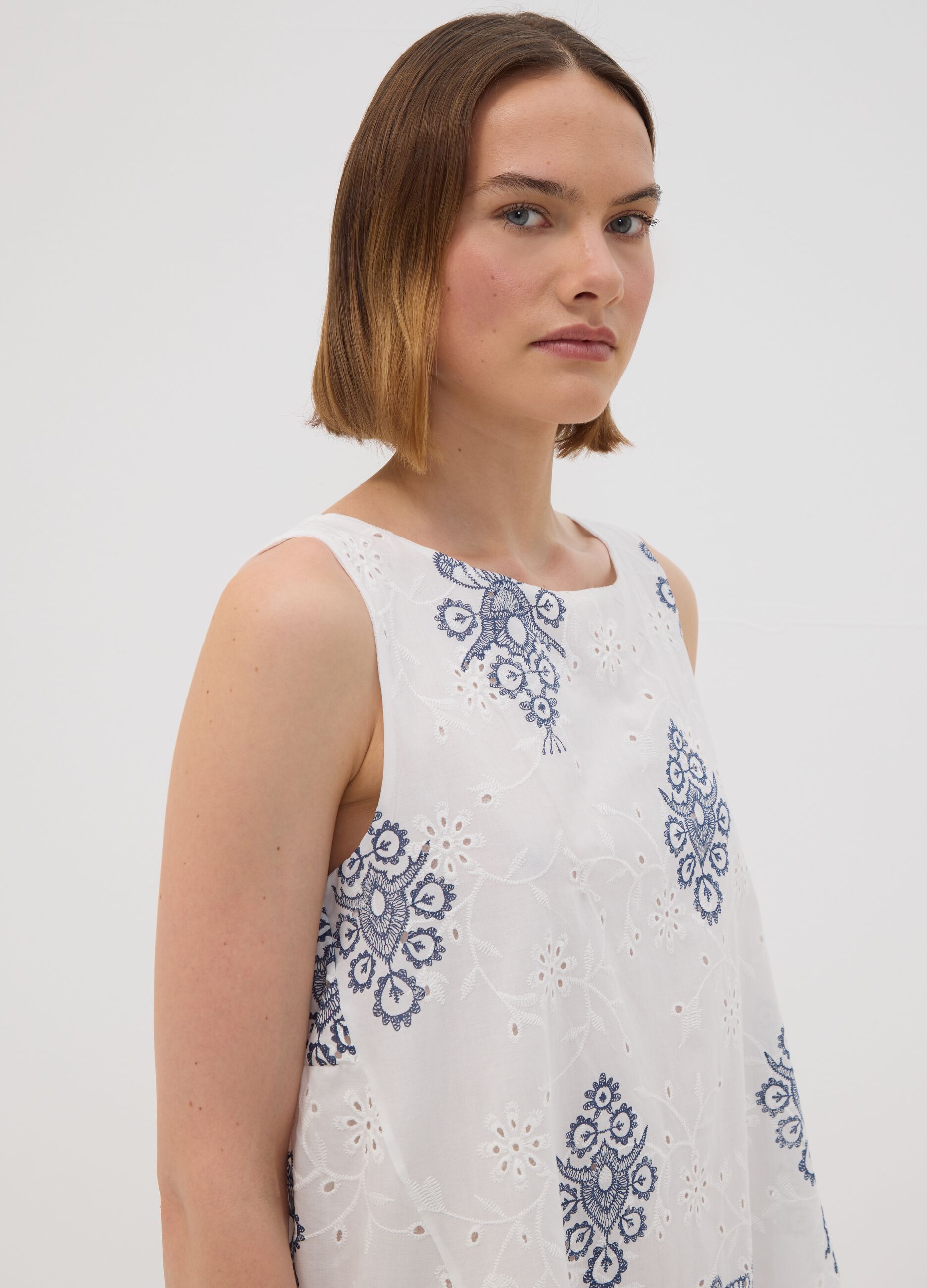 Wei&szlig;es Lochspitzenkleid aus reiner Baumwolle mit blauer Stickerei, Regular Fit