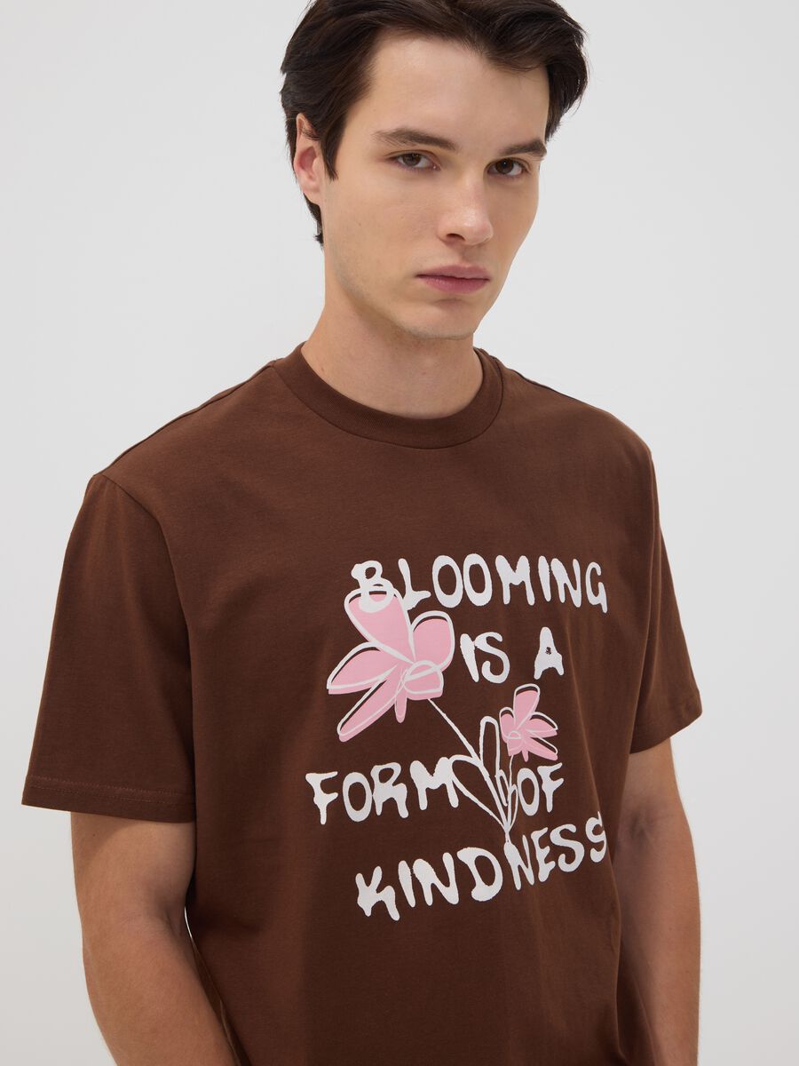 T-shirt marrone in puro cotone jersey con scritta regular fit_1