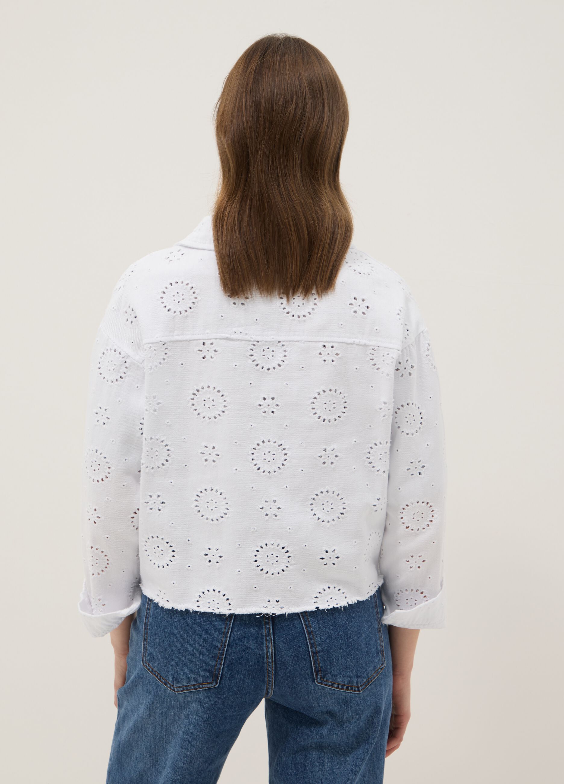 Casaco branco em algod&atilde;o puro com bordado sangallo, corte regular