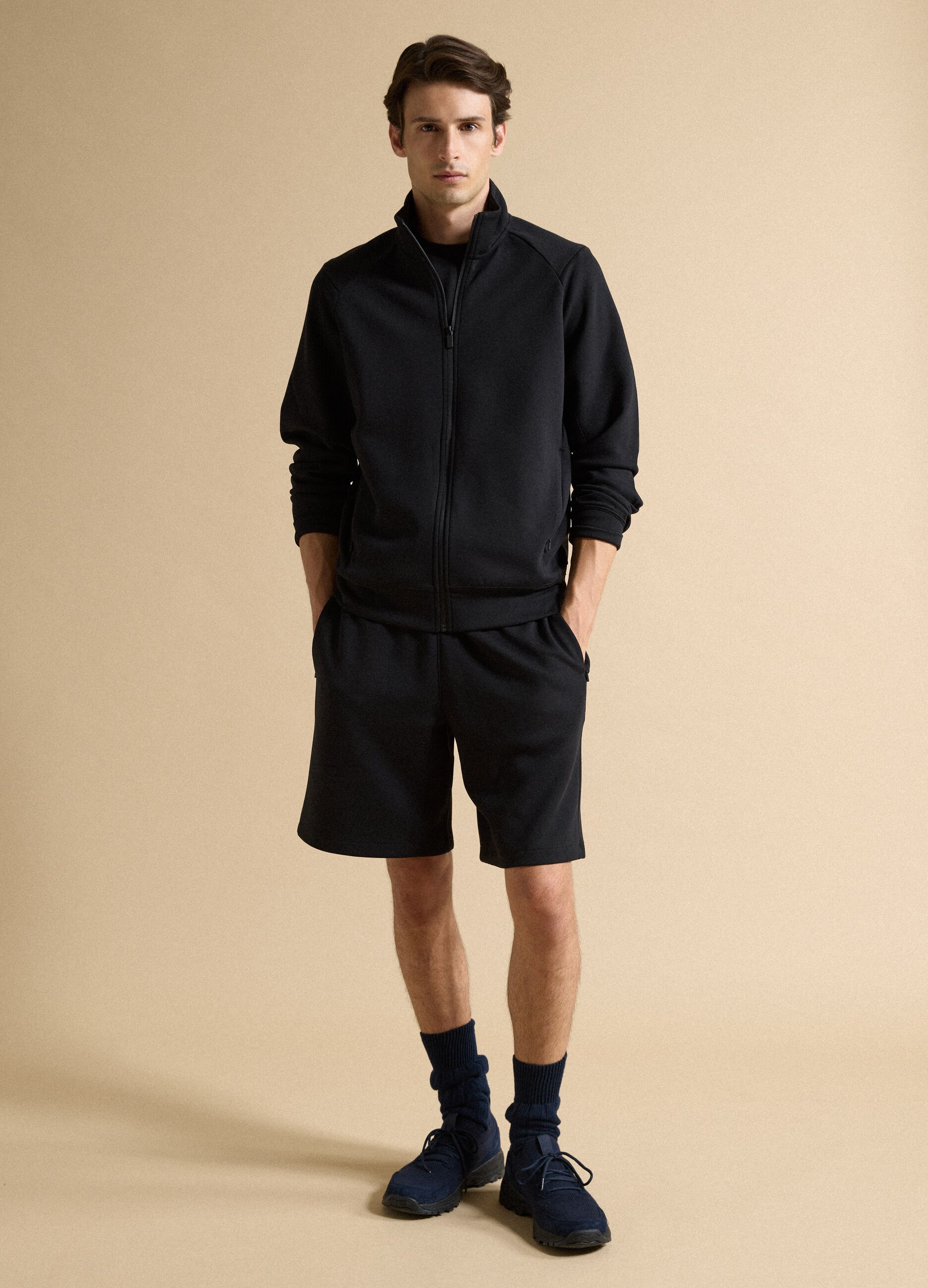 Full-zip nera con colletto in tessuto elasticizzato Easy Dry regular fit