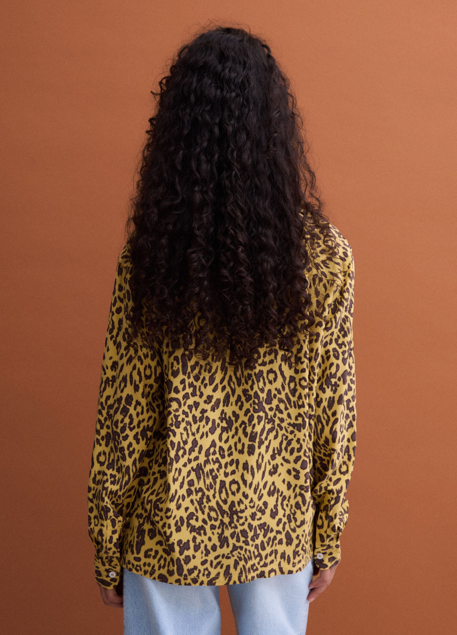 Camicia gialla in pura viscosa con stampa animalier regular fit