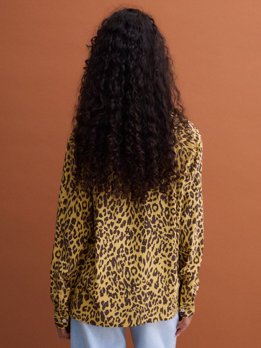Camicia gialla in pura viscosa con stampa animalier regular fit_3