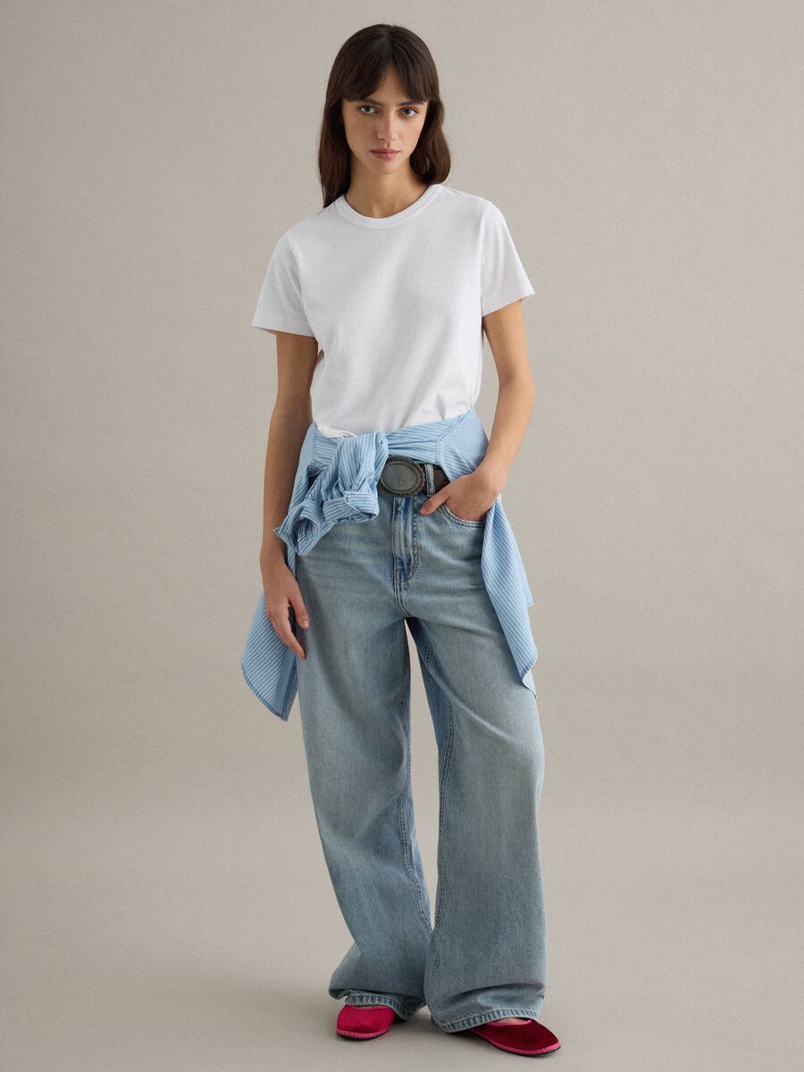 &Lambda;&epsilon;&upsilon;&kappa;ό t-shirt &alpha;&pi;ό &kappa;&alpha;&theta;&alpha;&rho;ό &beta;&alpha;&mu;&beta;ά&kappa;&iota; &mu;&epsilon; &sigma;&tau;&rho;&omicron;&gamma;&gamma;&upsilon;&lambda;ή &lambda;&alpha;&iota;&mu;ό&kappa;&omicron;&psi;&eta; &kappa;&alpha;&iota; &kappa;&alpha;&nu;&omicron;&nu;&iota;&kappa;ή &epsilon;&phi;&alpha;&rho;&mu;&omicron;&gamma;ή_2